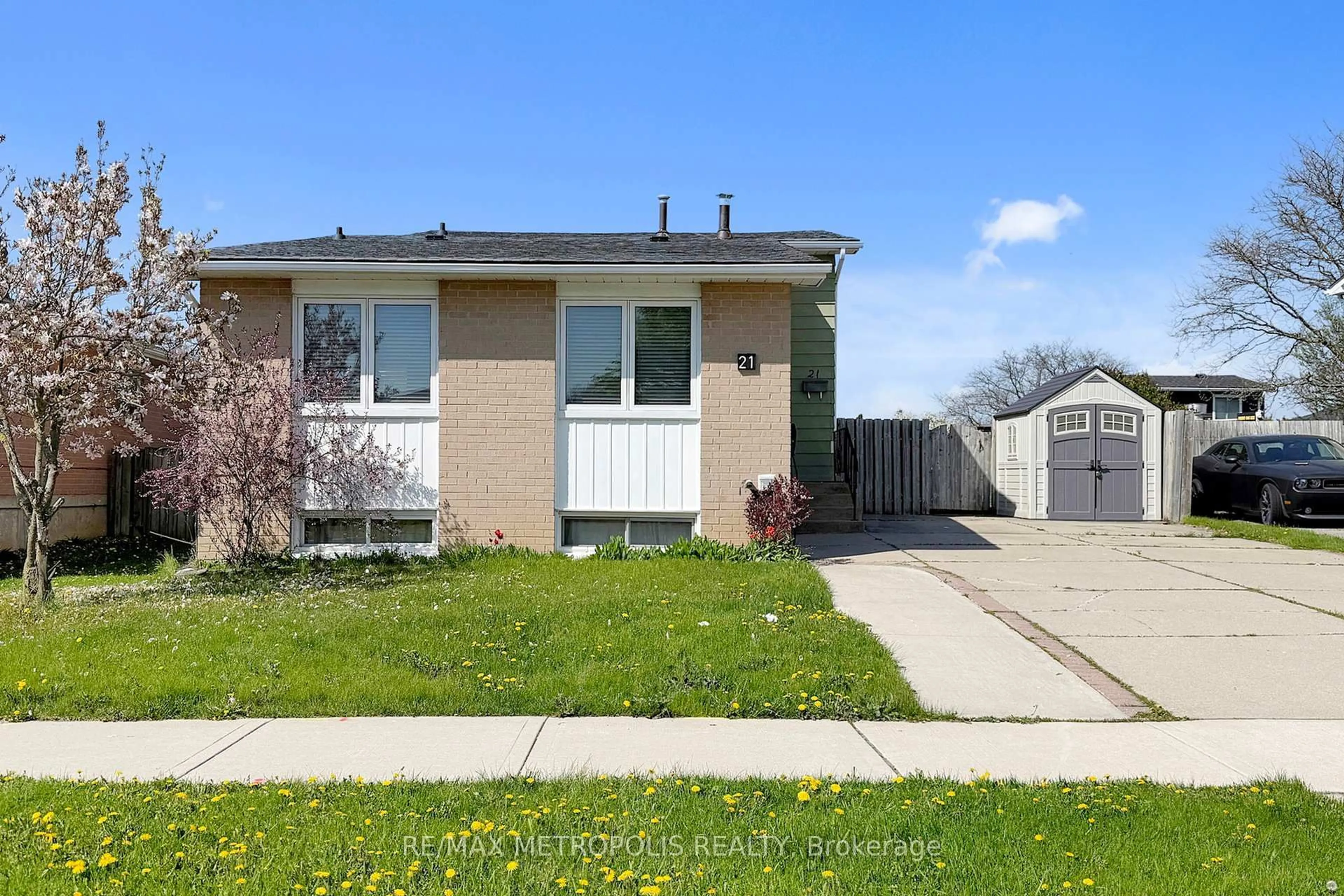 Home with vinyl exterior material, street for 21 Marston St, Hamilton Ontario L8J 1G5