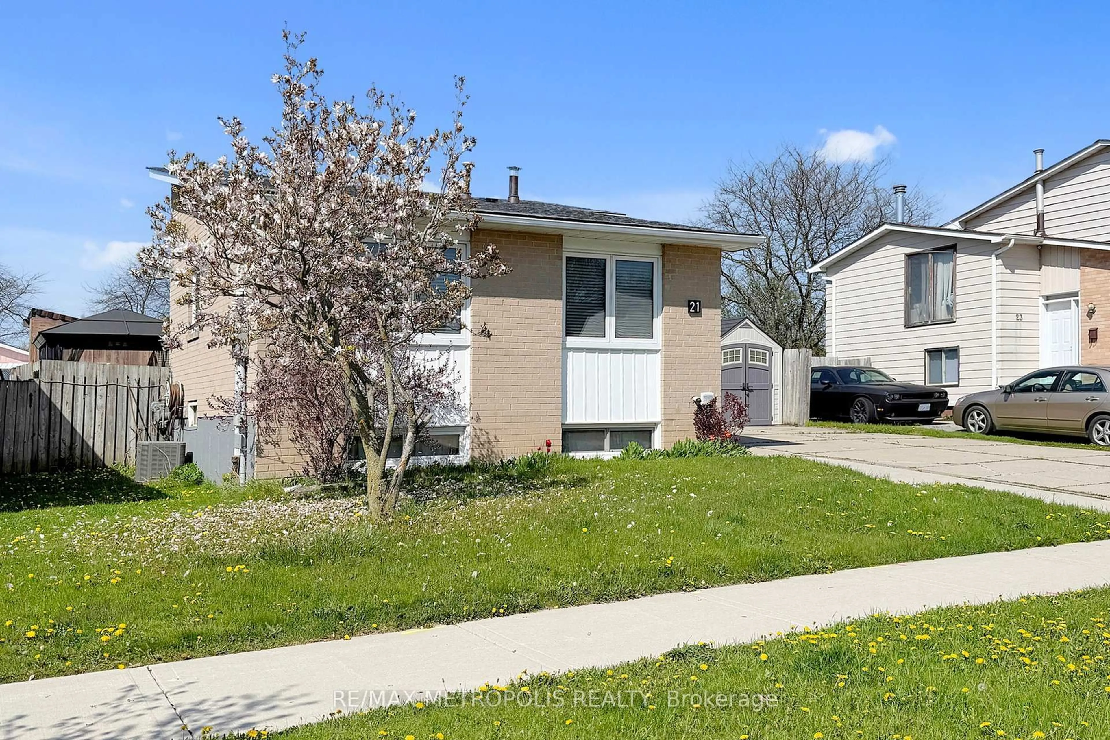 Home with vinyl exterior material, street for 21 Marston St, Hamilton Ontario L8J 1G5