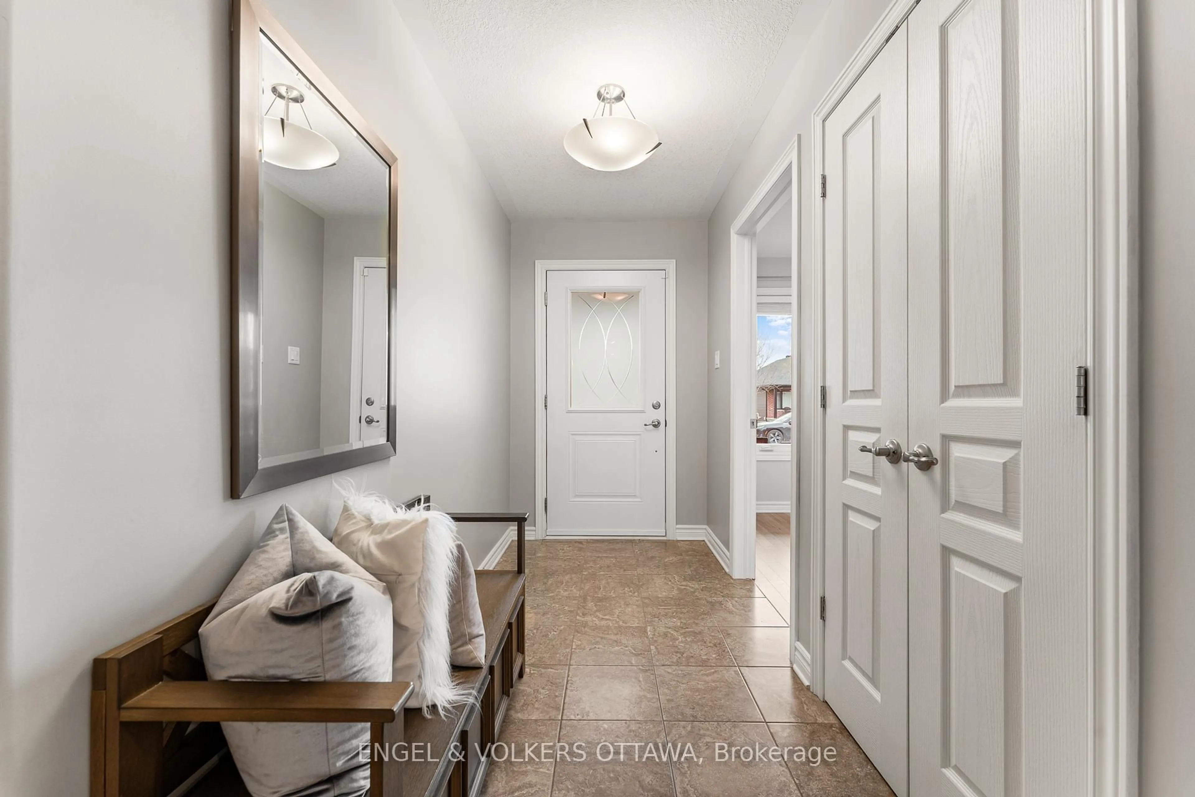 Indoor entryway for 207 McKenny St, Almonte Ontario K0A 1A0
