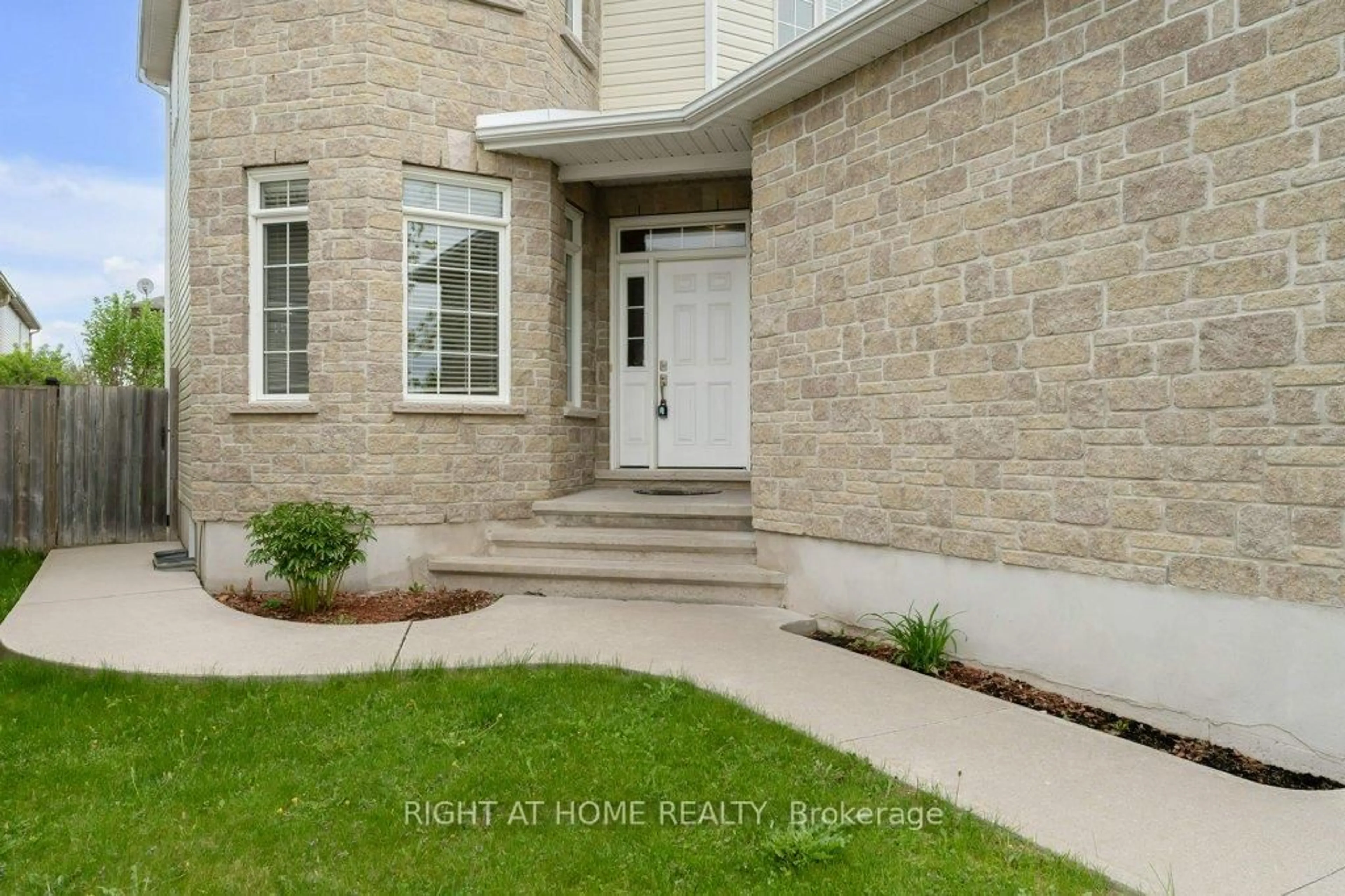 Indoor entryway for 1328 Grace Ave, Kingston Ontario K7P 0B9