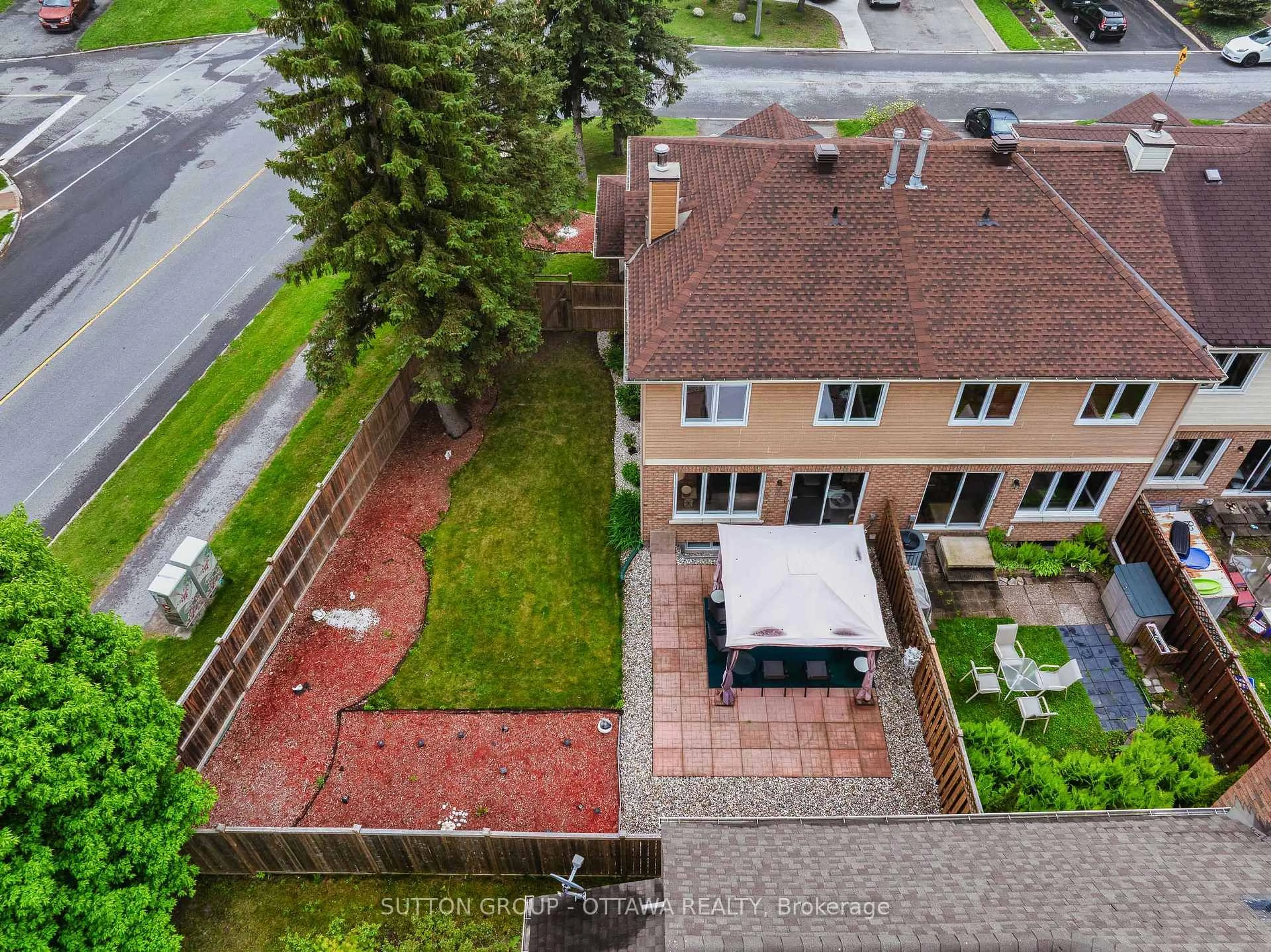 A pic from outside/outdoor area/front of a property/back of a property/a pic from drone, city buildings view from balcony for 95 Winnegreen Crt, Ottawa Ontario K1G 5S4
