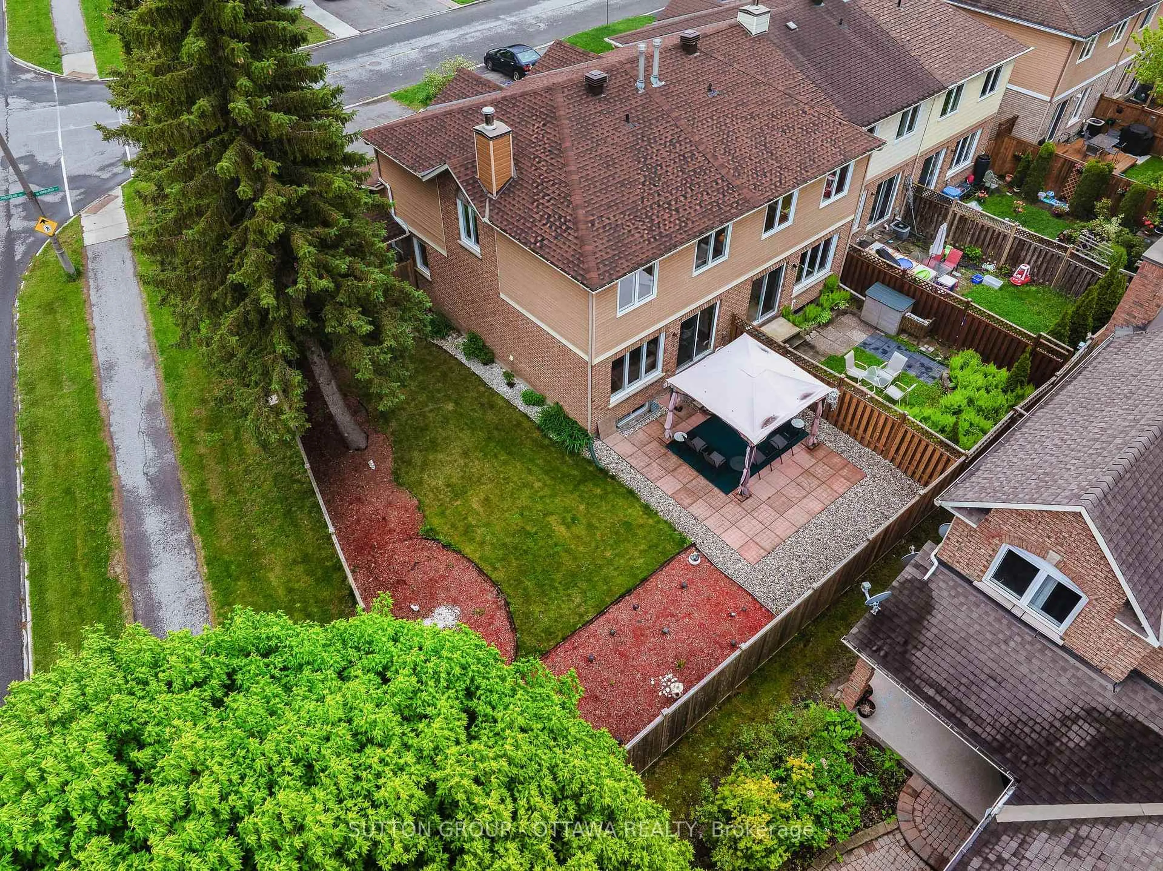 A pic from outside/outdoor area/front of a property/back of a property/a pic from drone, city buildings view from balcony for 95 Winnegreen Crt, Ottawa Ontario K1G 5S4