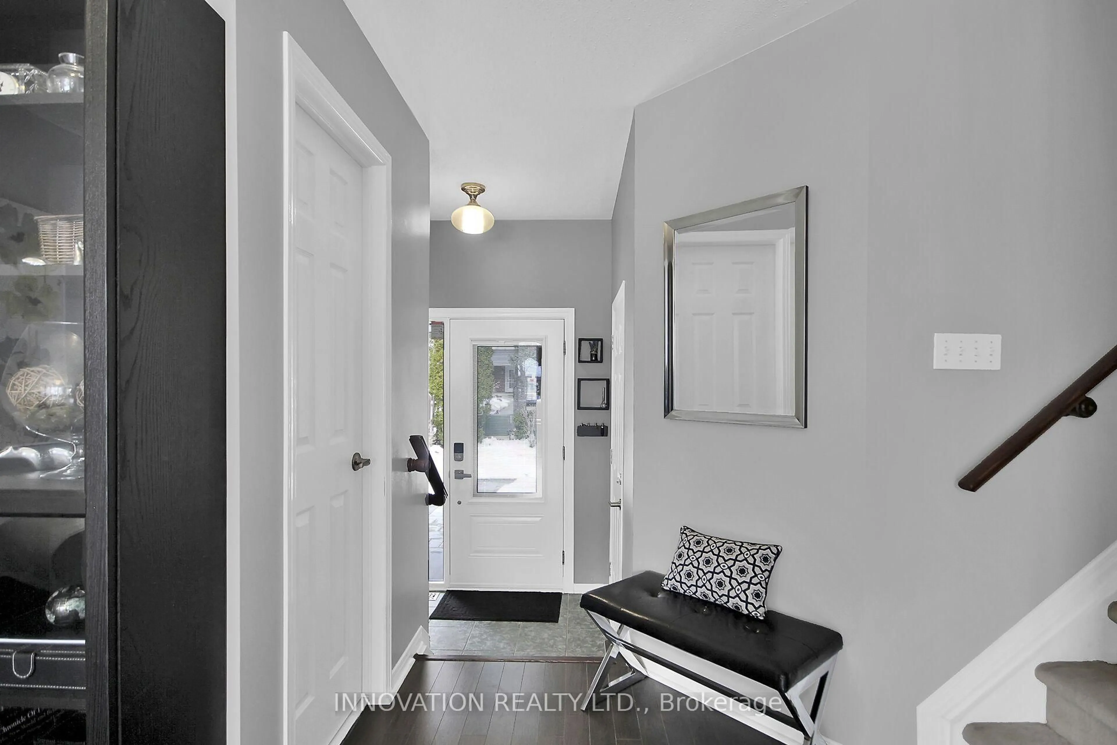 Indoor entryway for 109 Blackdome Cres, Ottawa Ontario K2T 1B1