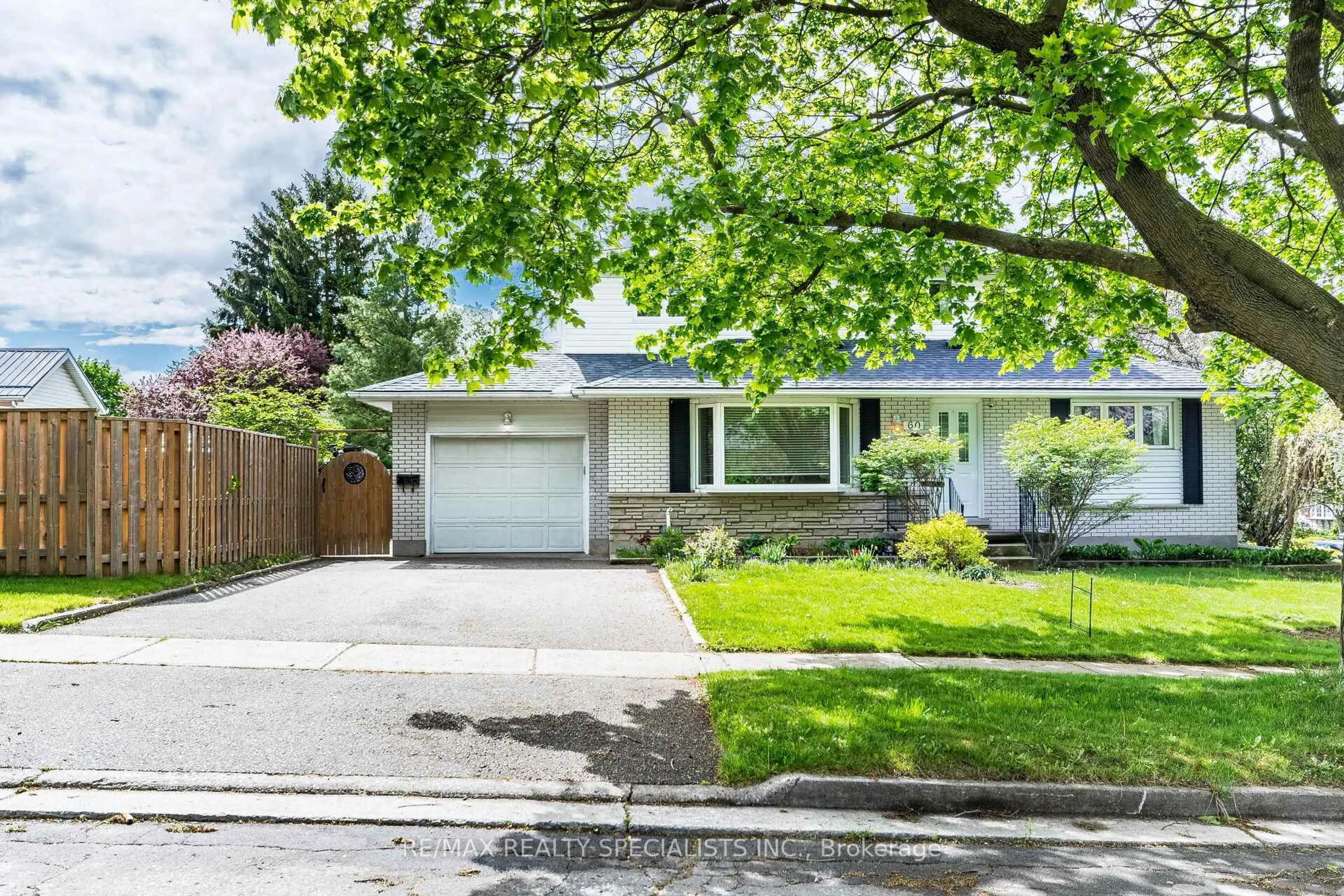 Home with vinyl exterior material, street for 60 Kenwood Cres, Guelph Ontario N1H 6E5