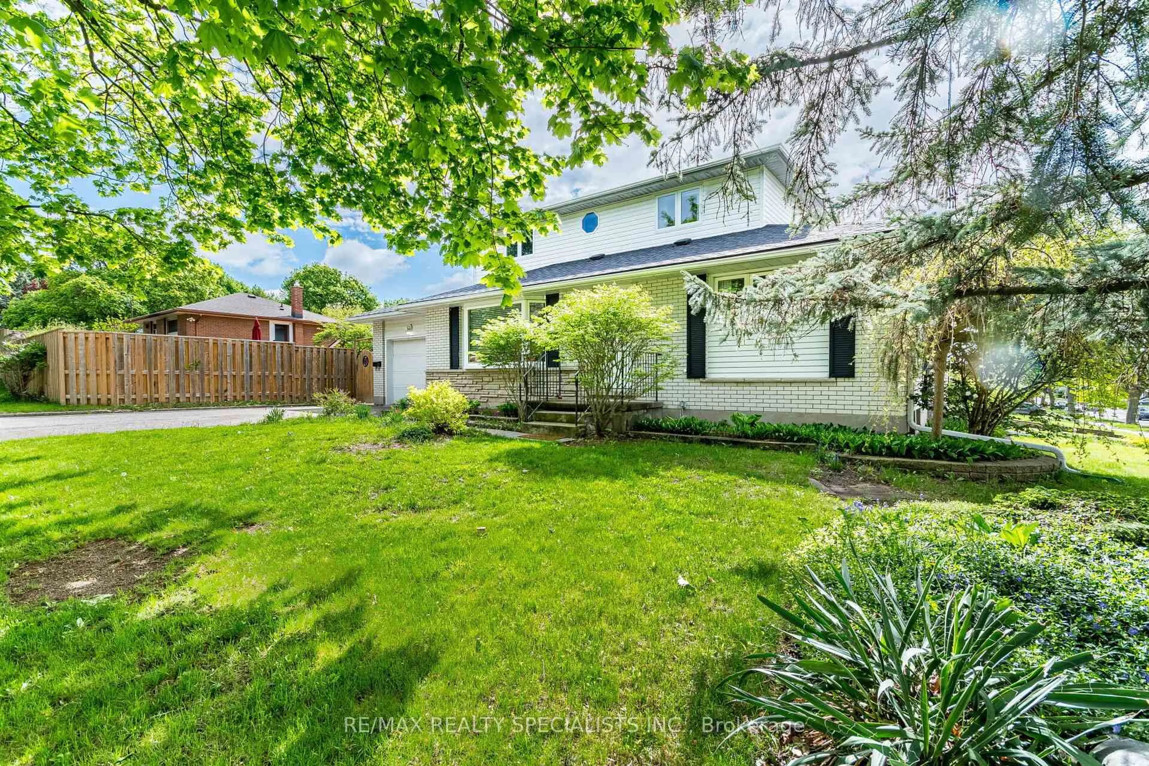 A pic from outside/outdoor area/front of a property/back of a property/a pic from drone, street for 60 Kenwood Cres, Guelph Ontario N1H 6E5