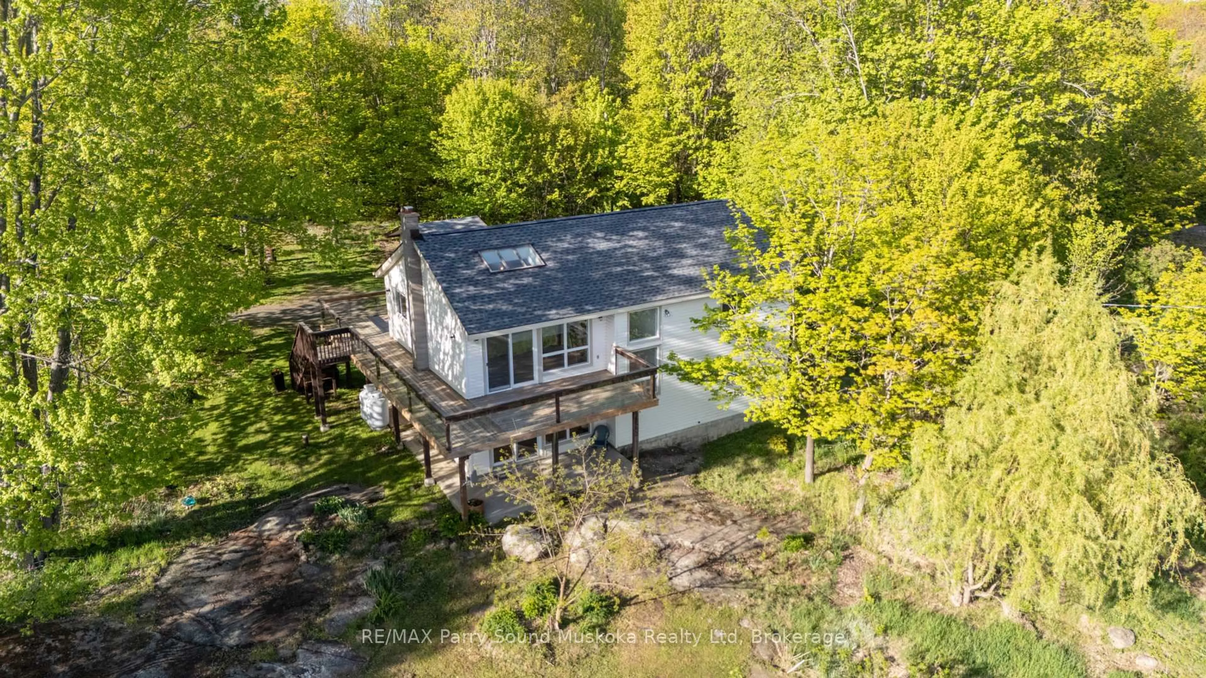 A pic from outside/outdoor area/front of a property/back of a property/a pic from drone, water/lake/river/ocean view for 17 Harriet St, McKellar Ontario P0G 1C0