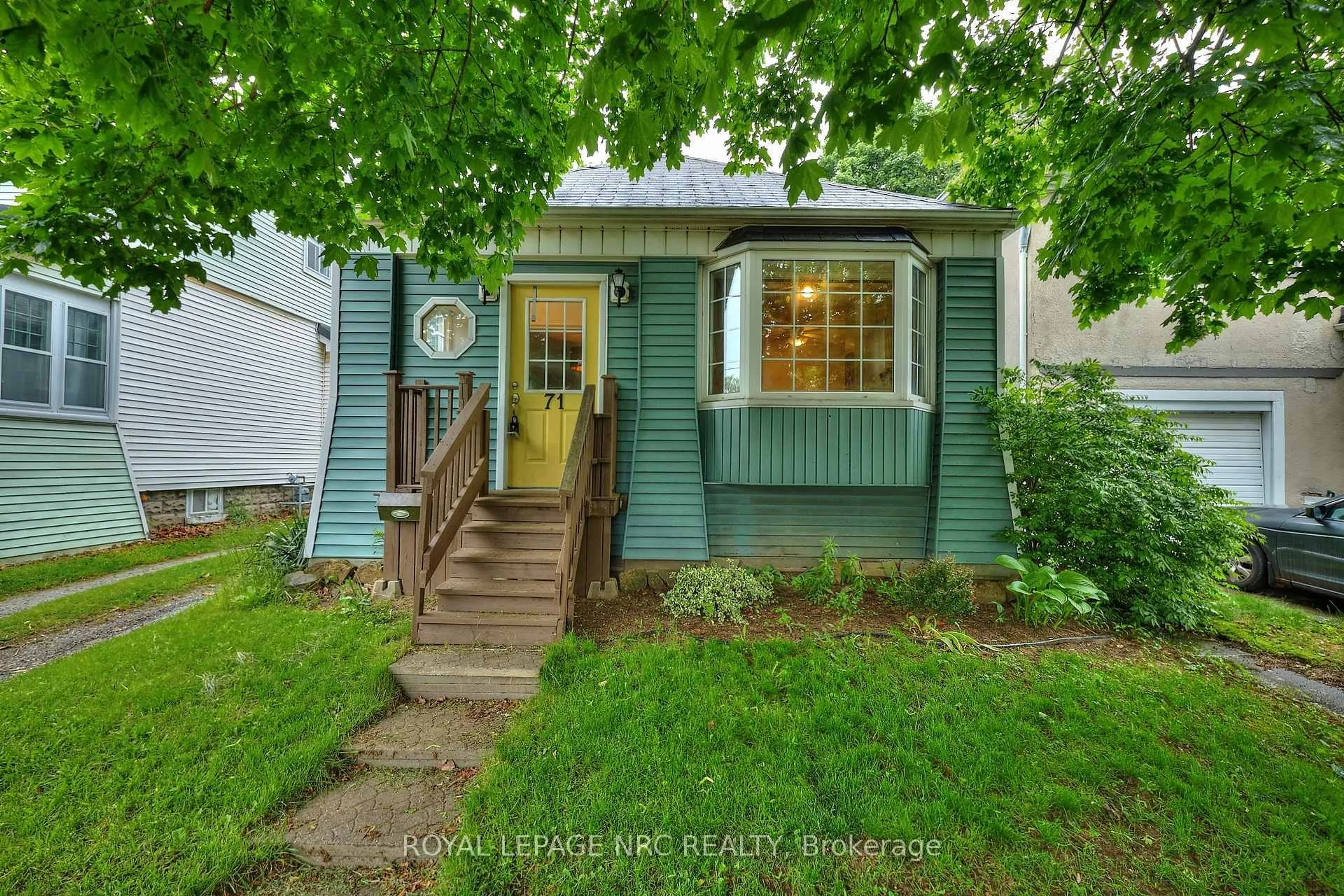 Home with vinyl exterior material, street for 71 Dufferin St, St. Catharines Ontario L2R 1Z9