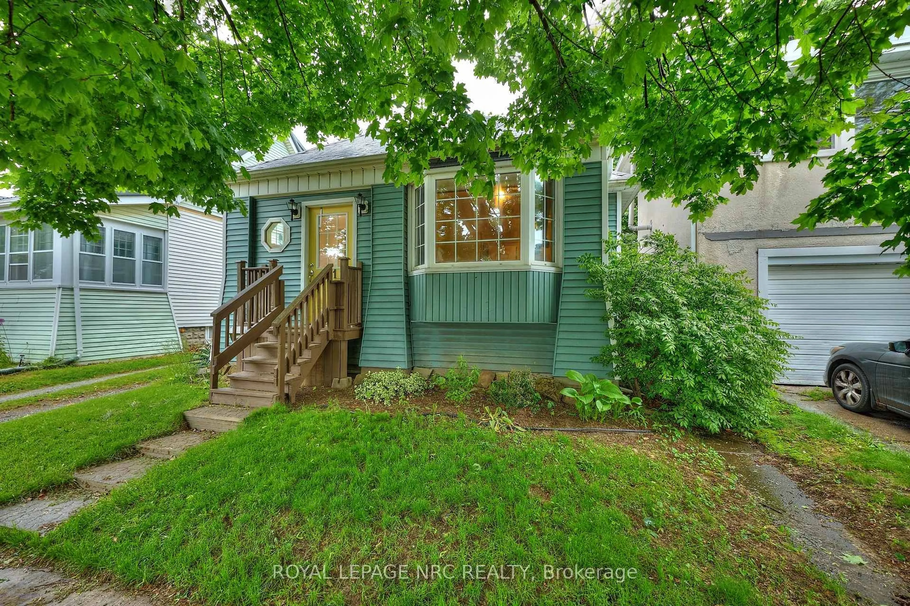 Home with vinyl exterior material, street for 71 Dufferin St, St. Catharines Ontario L2R 1Z9
