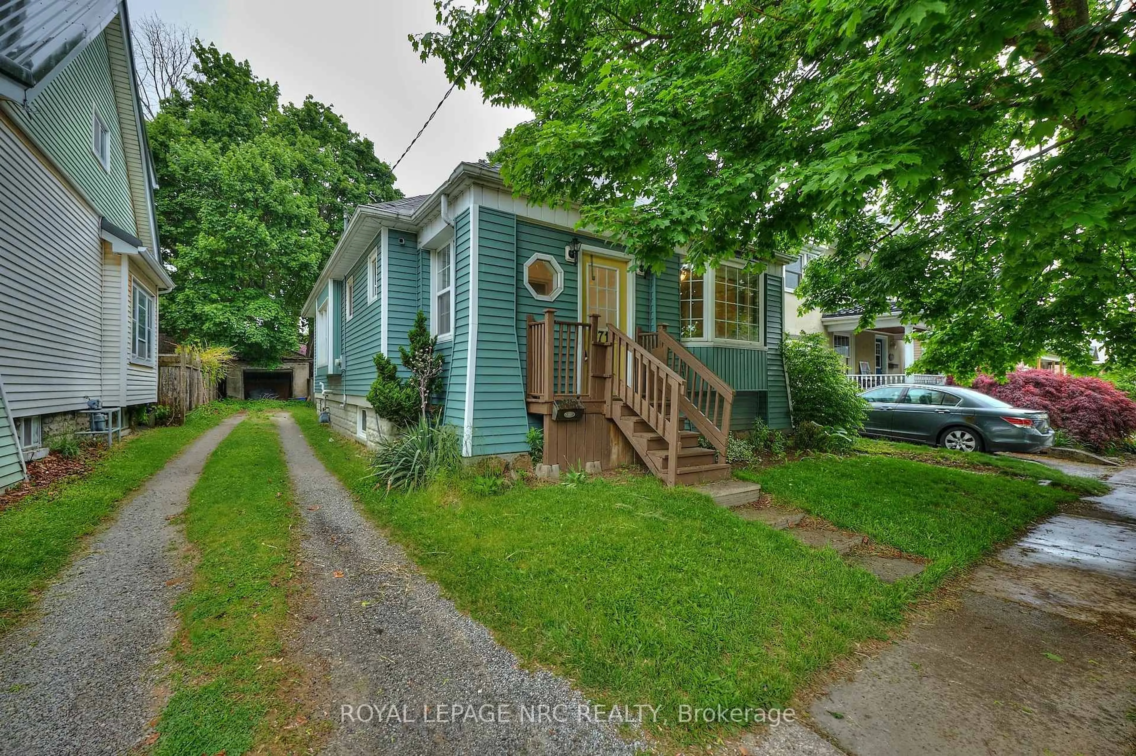 A pic from outside/outdoor area/front of a property/back of a property/a pic from drone, street for 71 Dufferin St, St. Catharines Ontario L2R 1Z9