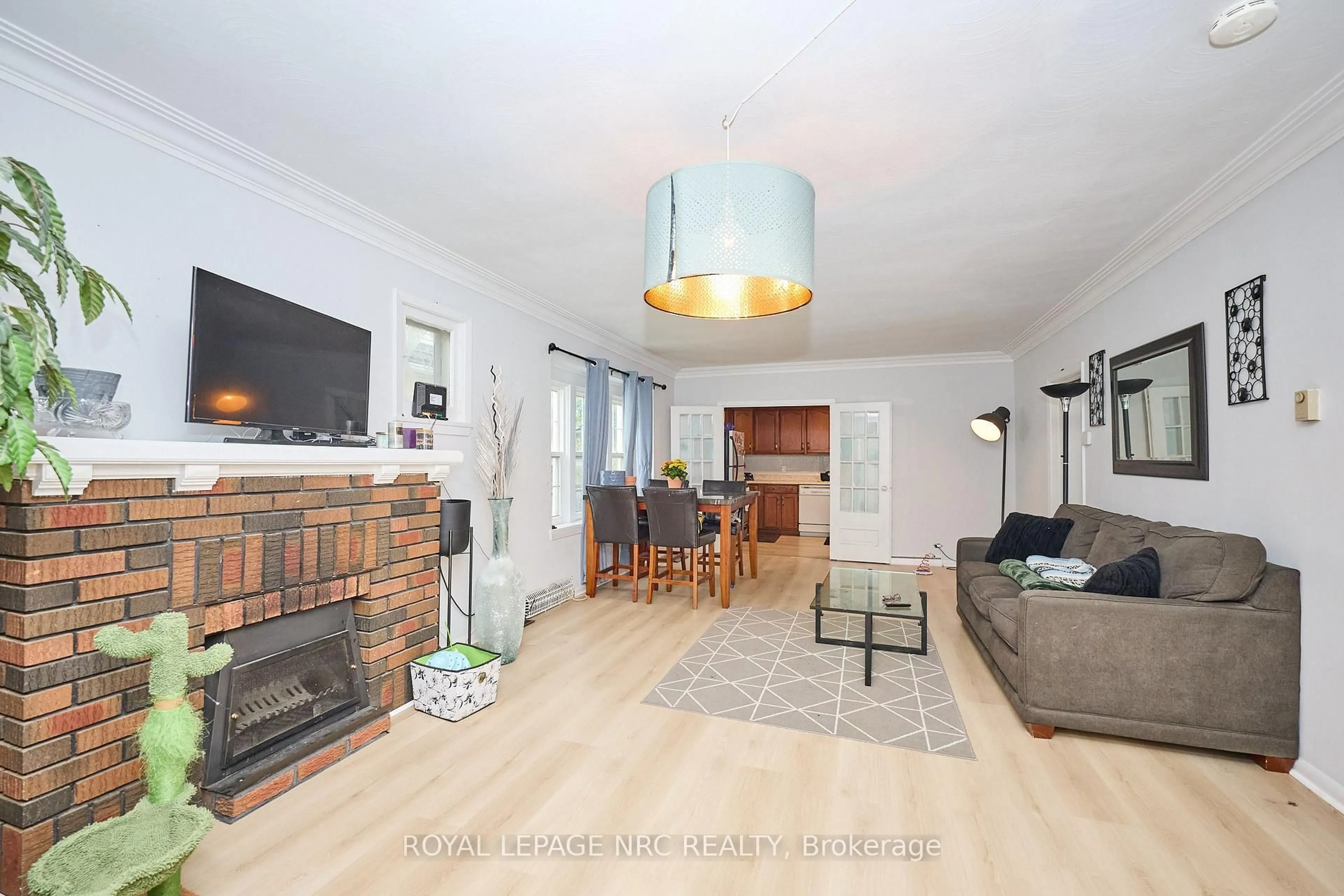 Living room with furniture, wood/laminate floor for 71 Dufferin St, St. Catharines Ontario L2R 1Z9