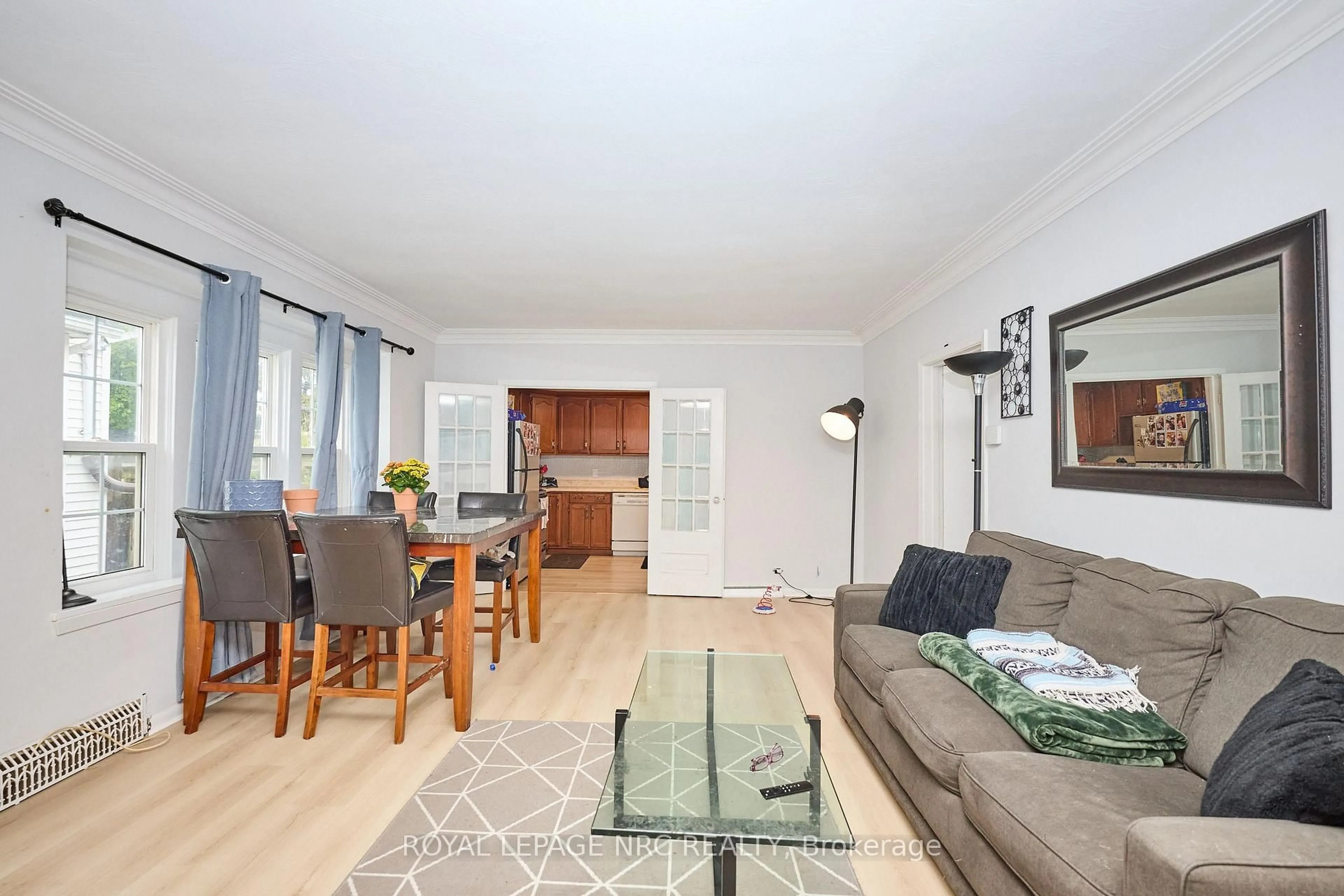 Living room with furniture, wood/laminate floor for 71 Dufferin St, St. Catharines Ontario L2R 1Z9