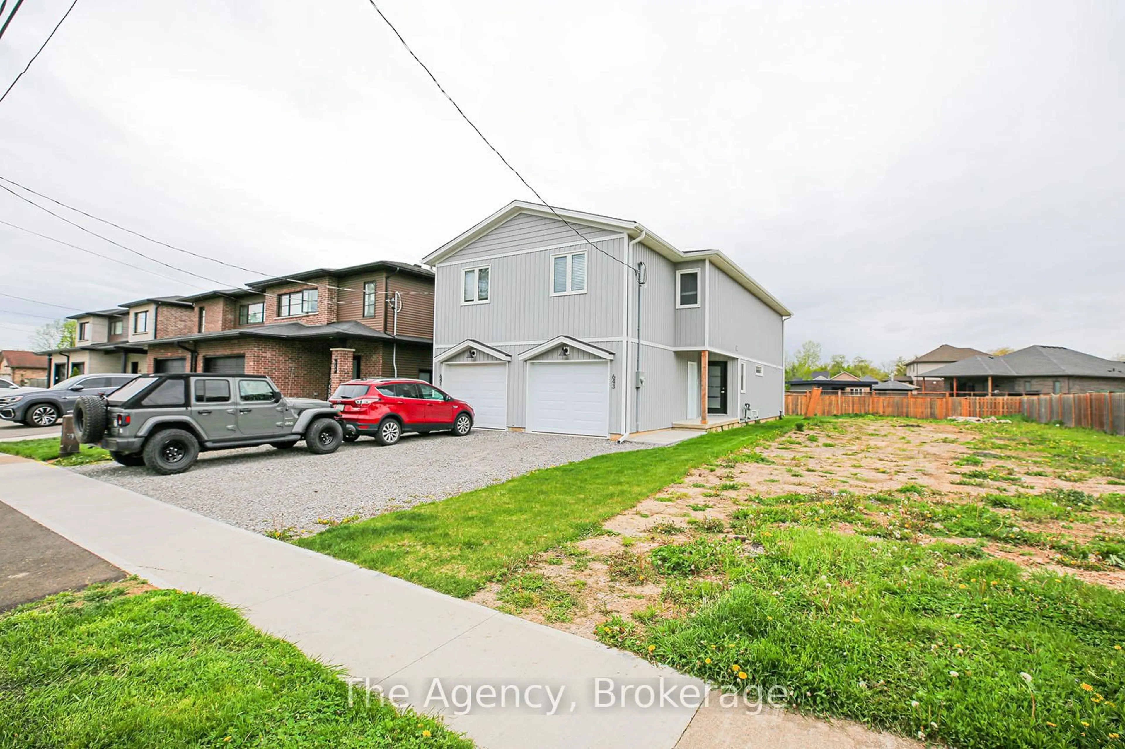 A pic from outside/outdoor area/front of a property/back of a property/a pic from drone, street for 643 Clare Ave, Welland Ontario L3C 7L6