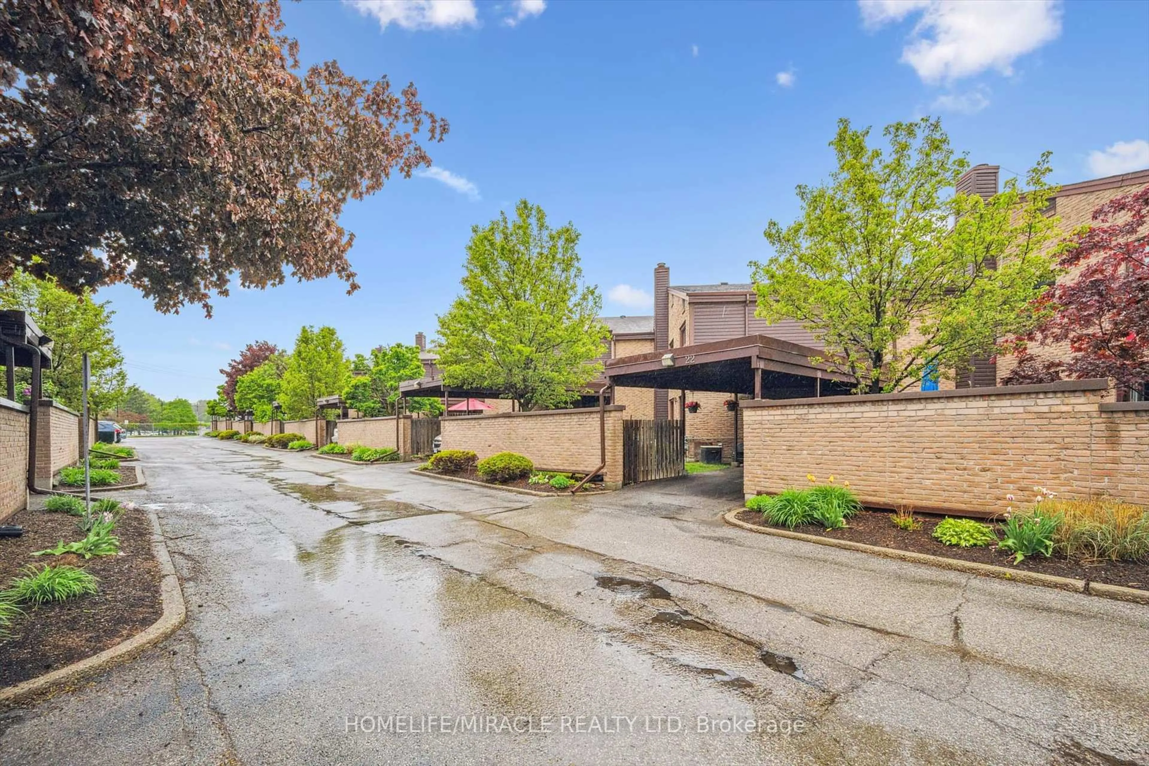 A pic from outside/outdoor area/front of a property/back of a property/a pic from drone, street for 28 Underhill Cres #22, Kitchener Ontario N2A 2S8