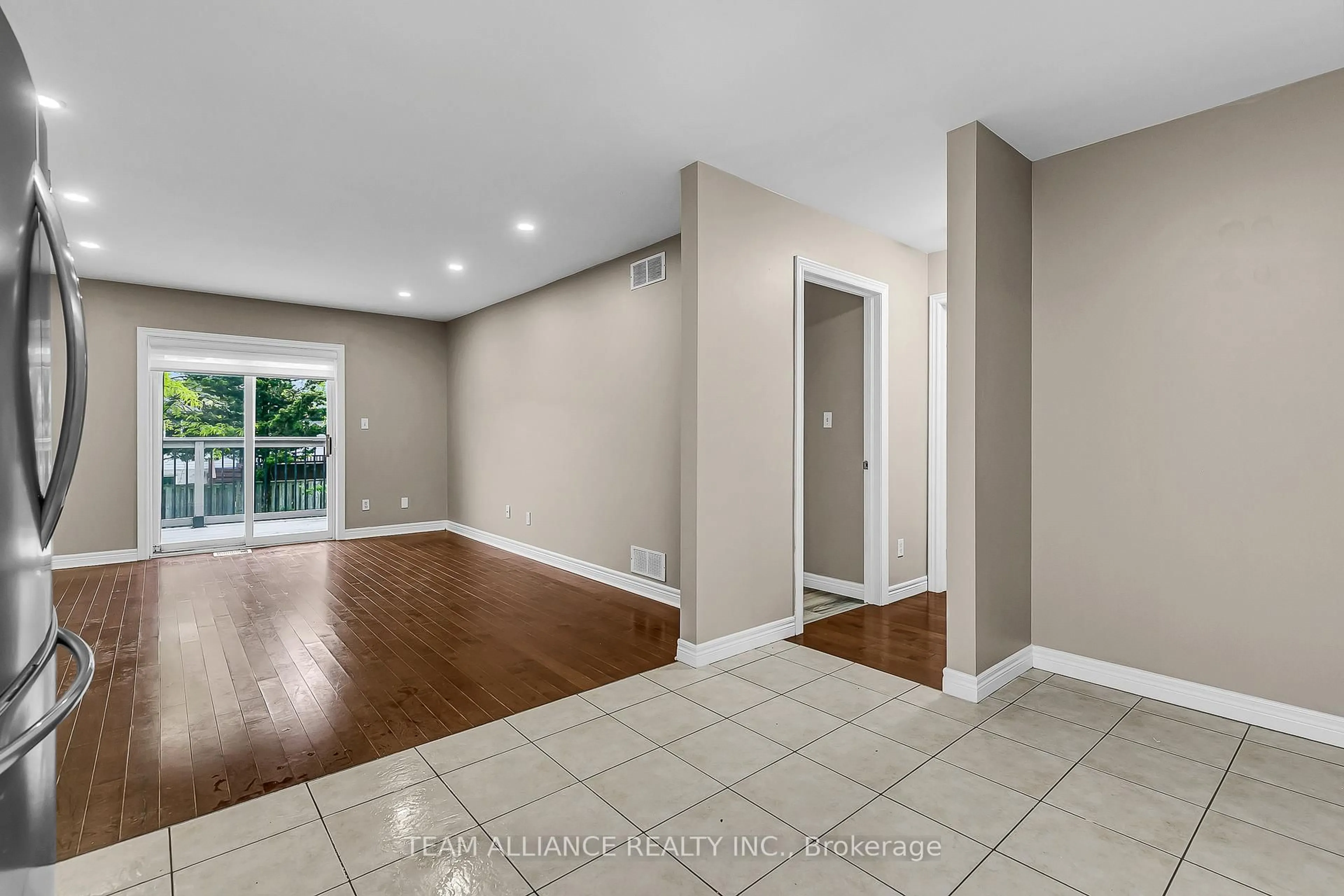 Indoor entryway for 2477 Trappers Ave, Windsor Ontario N8P 1N4