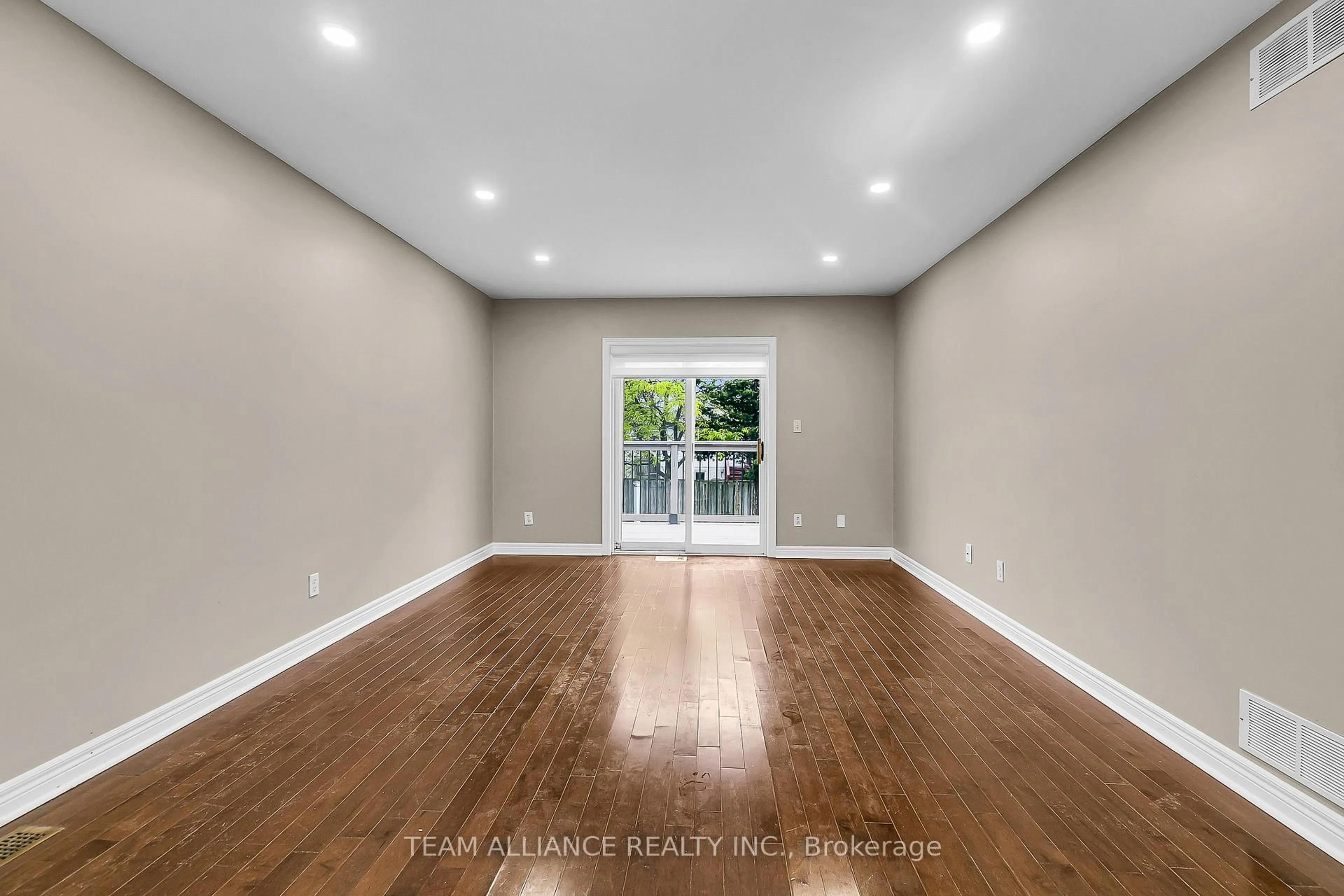 A pic of a room for 2477 Trappers Ave, Windsor Ontario N8P 1N4