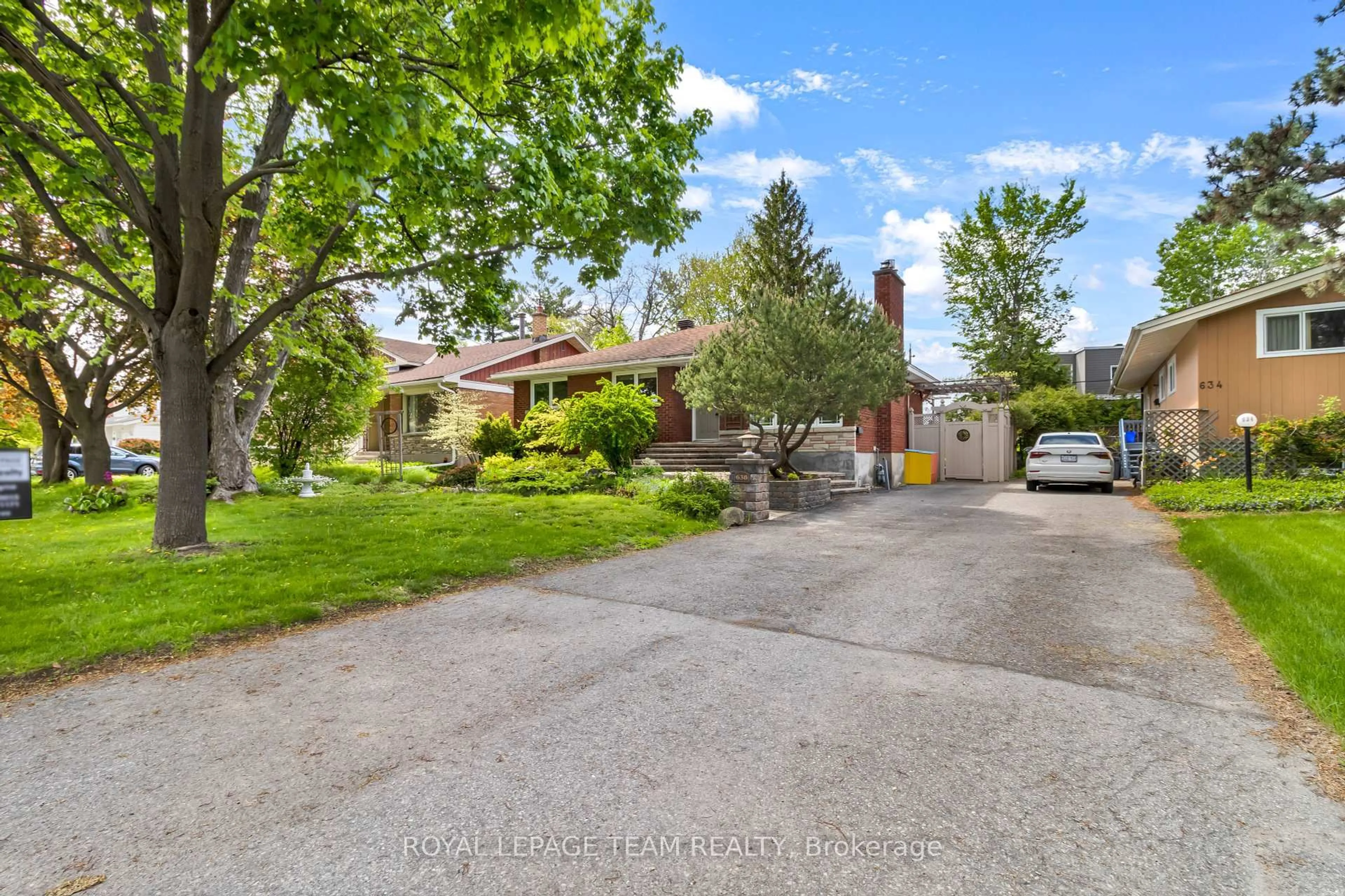 A pic from outside/outdoor area/front of a property/back of a property/a pic from drone, street for 638 Coronation Ave, Ottawa Ontario K1G 0M5