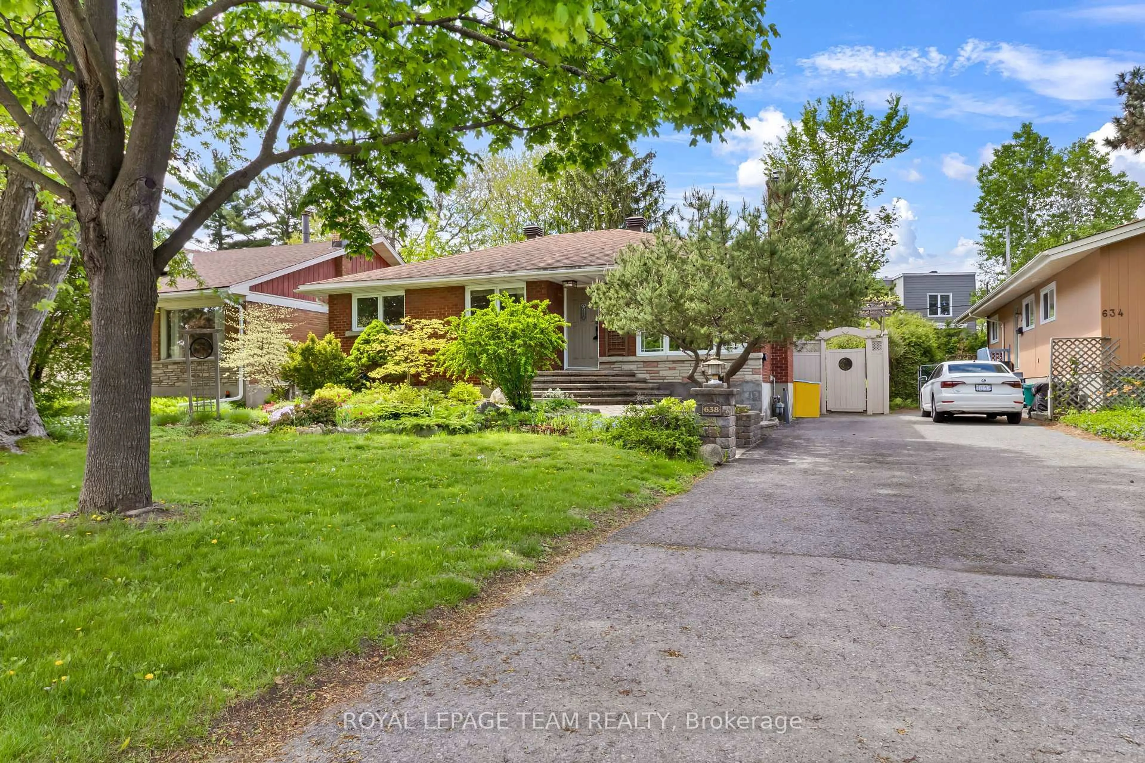 A pic from outside/outdoor area/front of a property/back of a property/a pic from drone, street for 638 Coronation Ave, Ottawa Ontario K1G 0M5