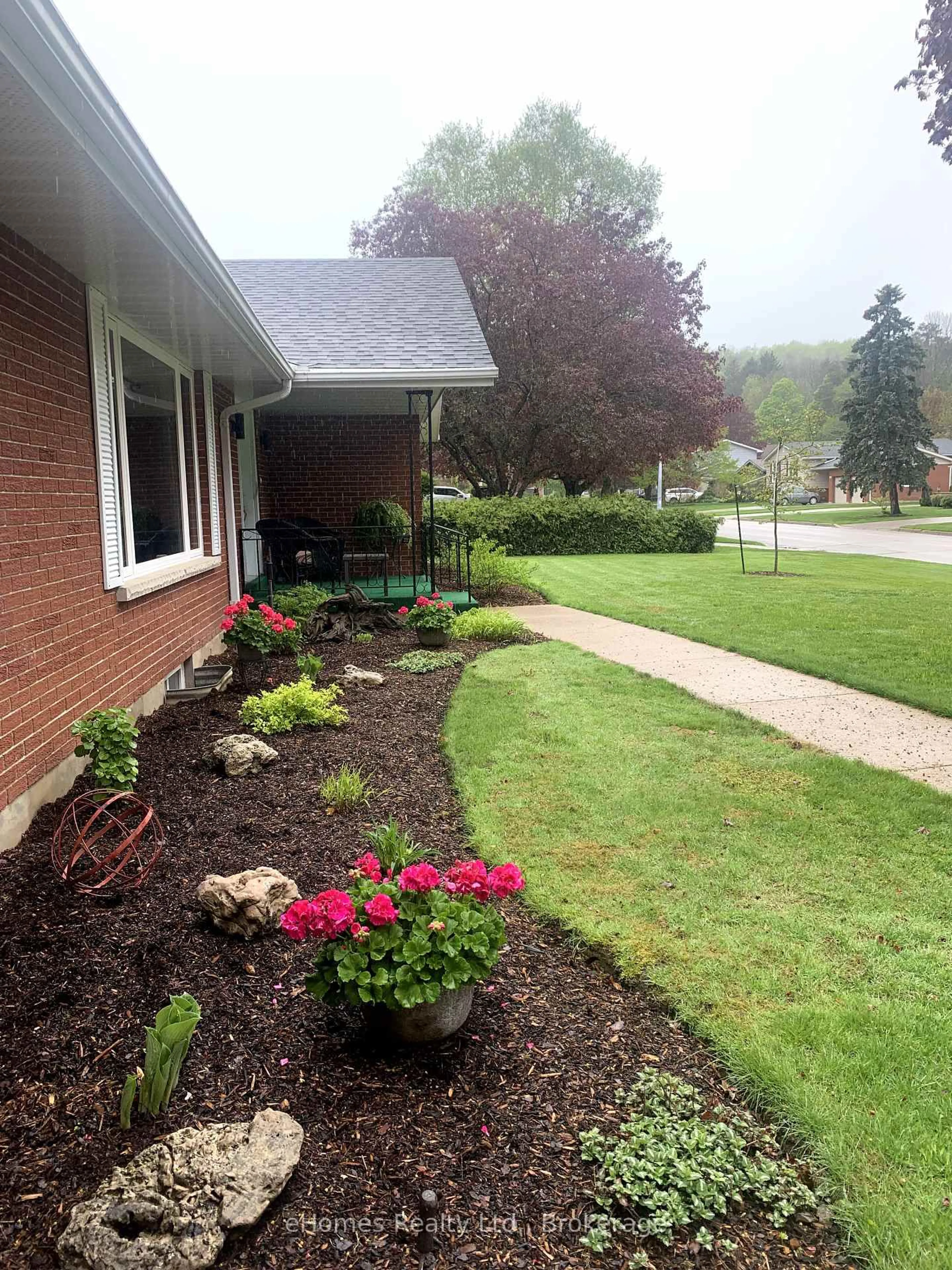 Patio, street for 525 4th A St, Owen Sound Ontario N4K 6A4