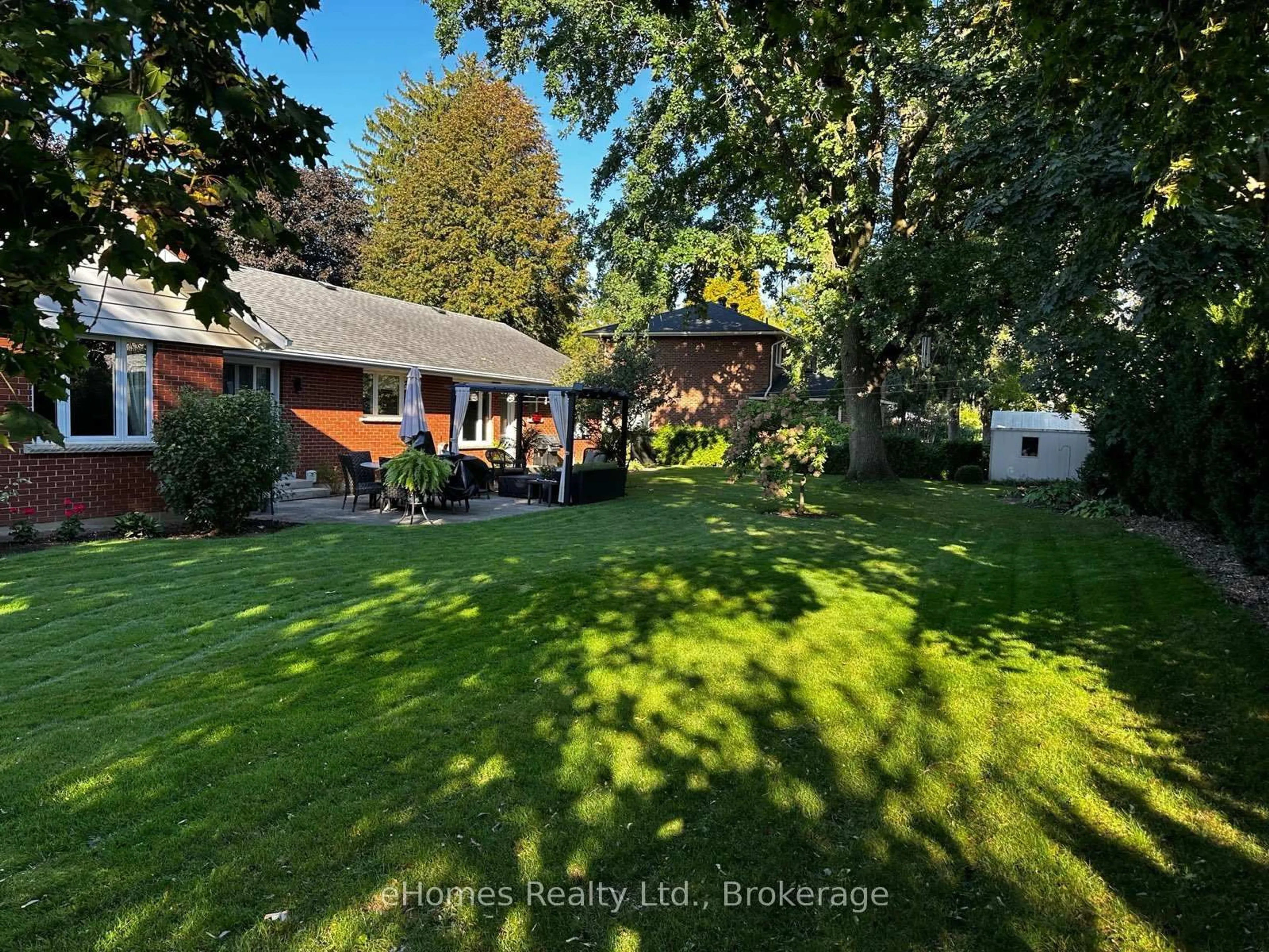 A pic from outside/outdoor area/front of a property/back of a property/a pic from drone, unknown for 525 4th A St, Owen Sound Ontario N4K 6A4