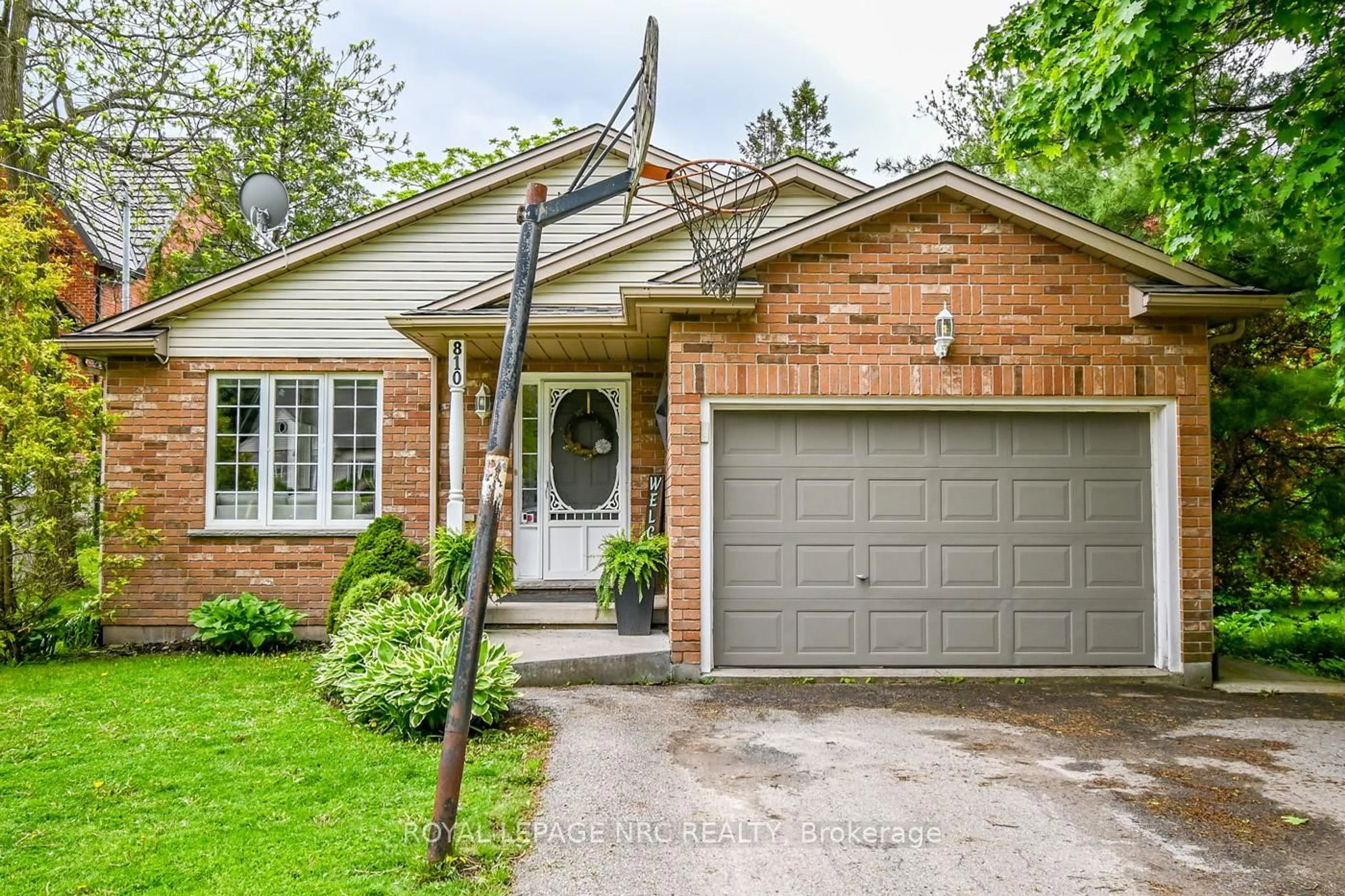 Home with brick exterior material, street for 810 Canboro Rd, Pelham Ontario L0S 1C0