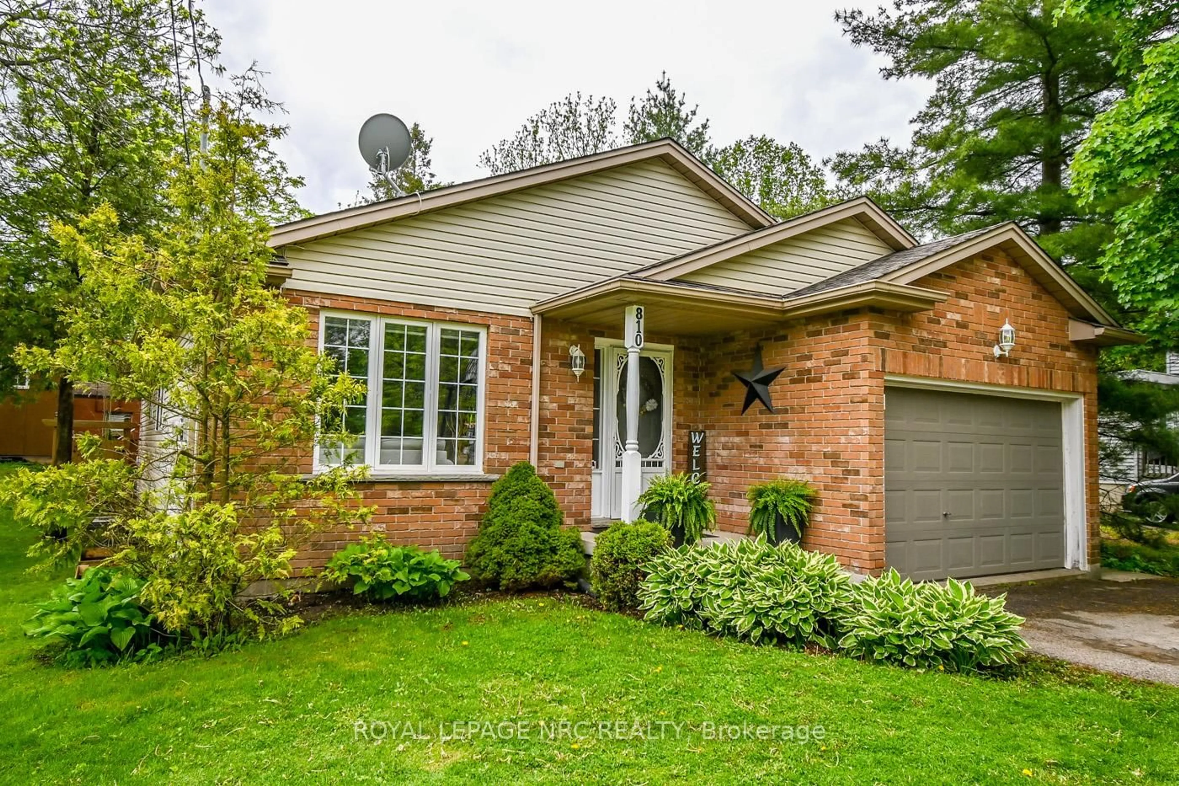 Home with brick exterior material, street for 810 Canboro Rd, Pelham Ontario L0S 1C0