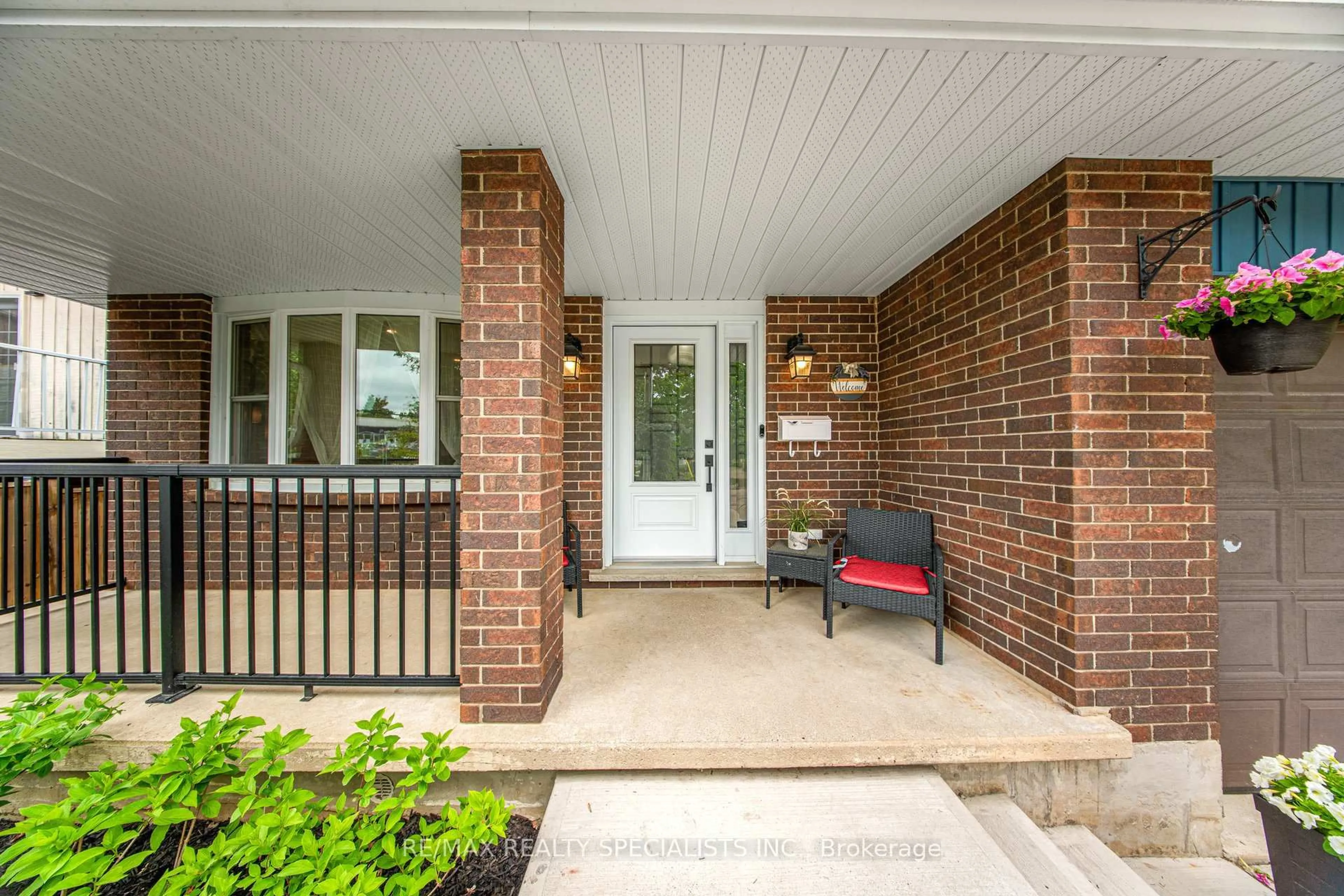 Indoor entryway for 99 Pinnacle Dr, Kitchener Ontario N2P 1B8