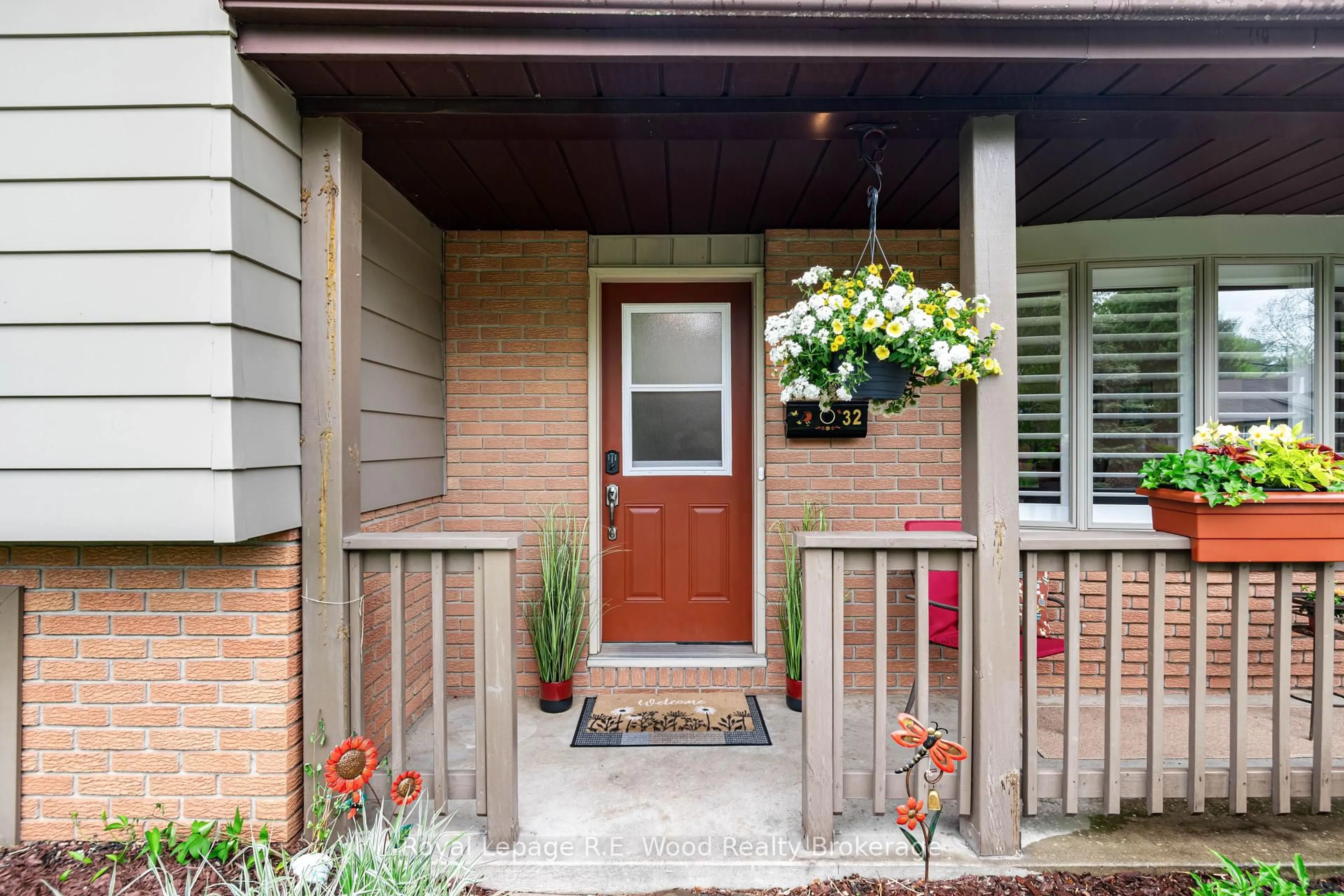 Indoor entryway for 32 Devon Crt, Tillsonburg Ontario N4G 4K6