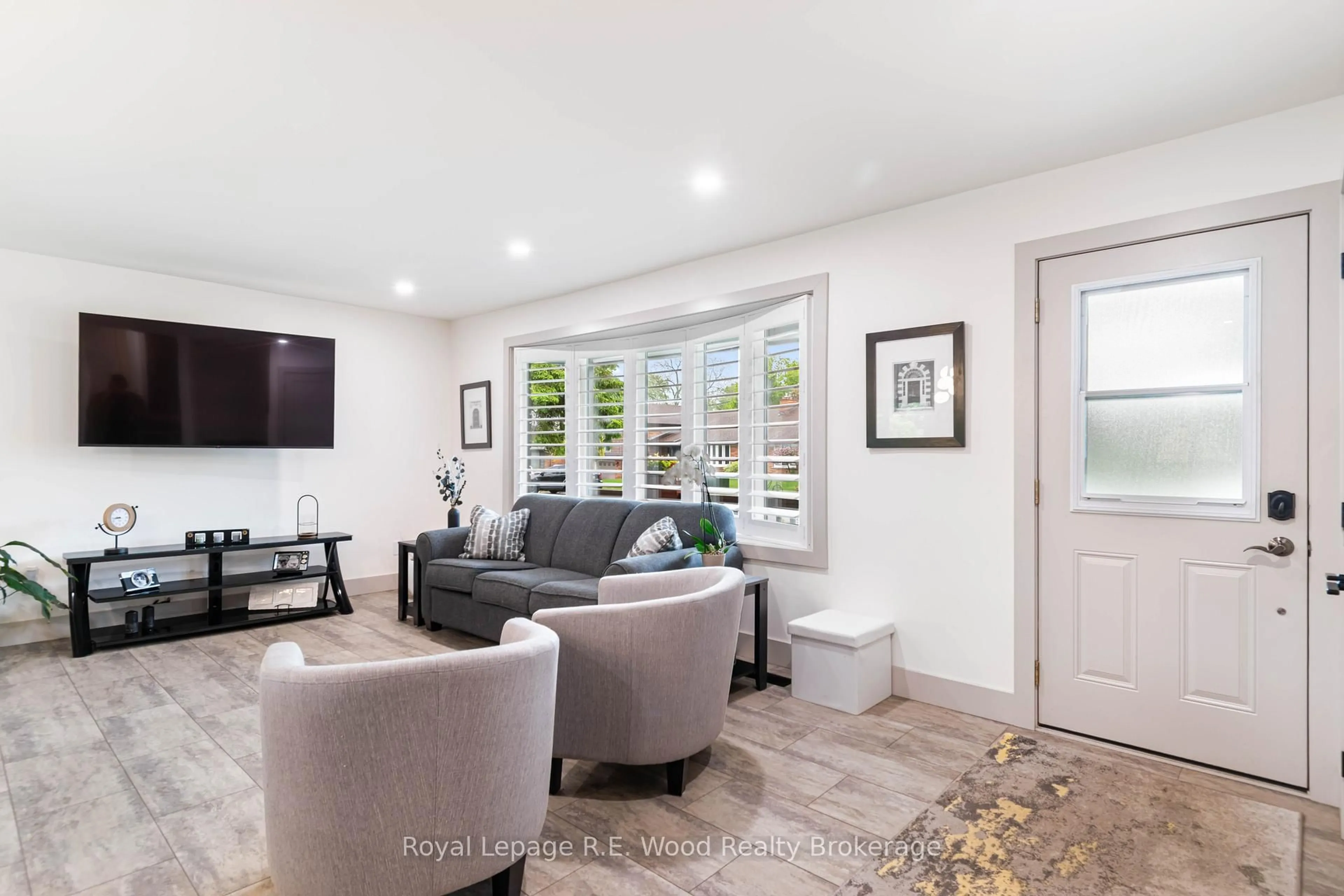 Living room with furniture, unknown for 32 Devon Crt, Tillsonburg Ontario N4G 4K6