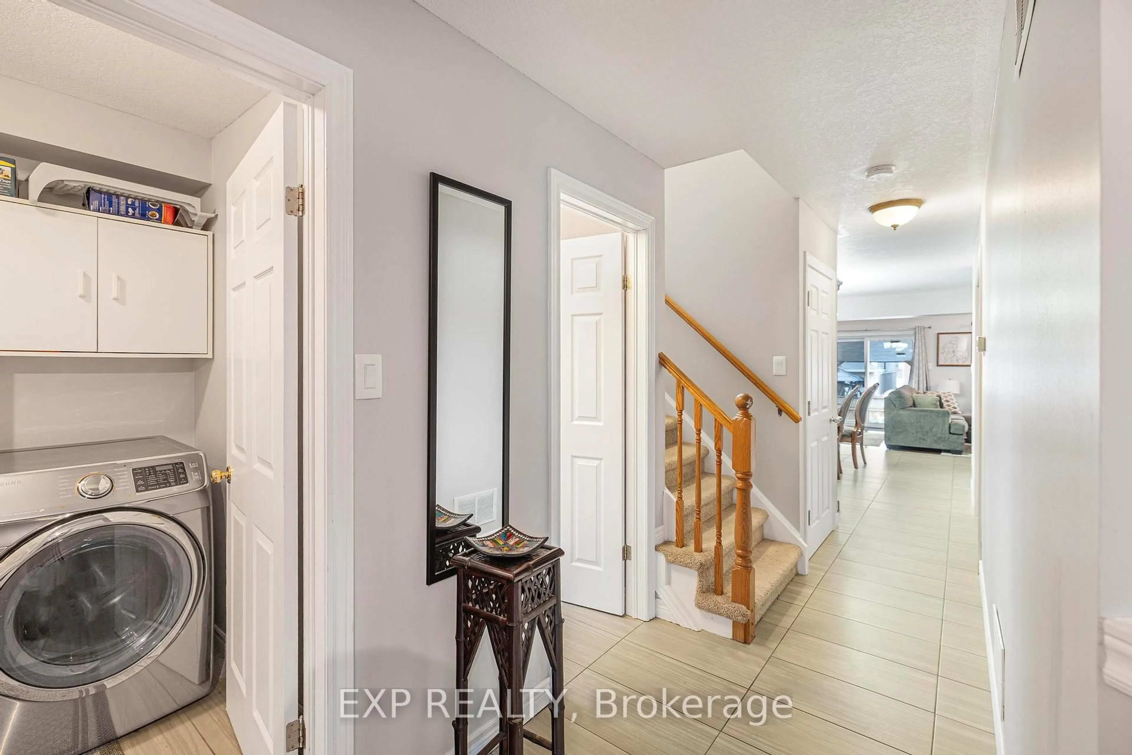 Indoor entryway for 345 Thomas Slee Dr, Kitchener Ontario N2P 2X5