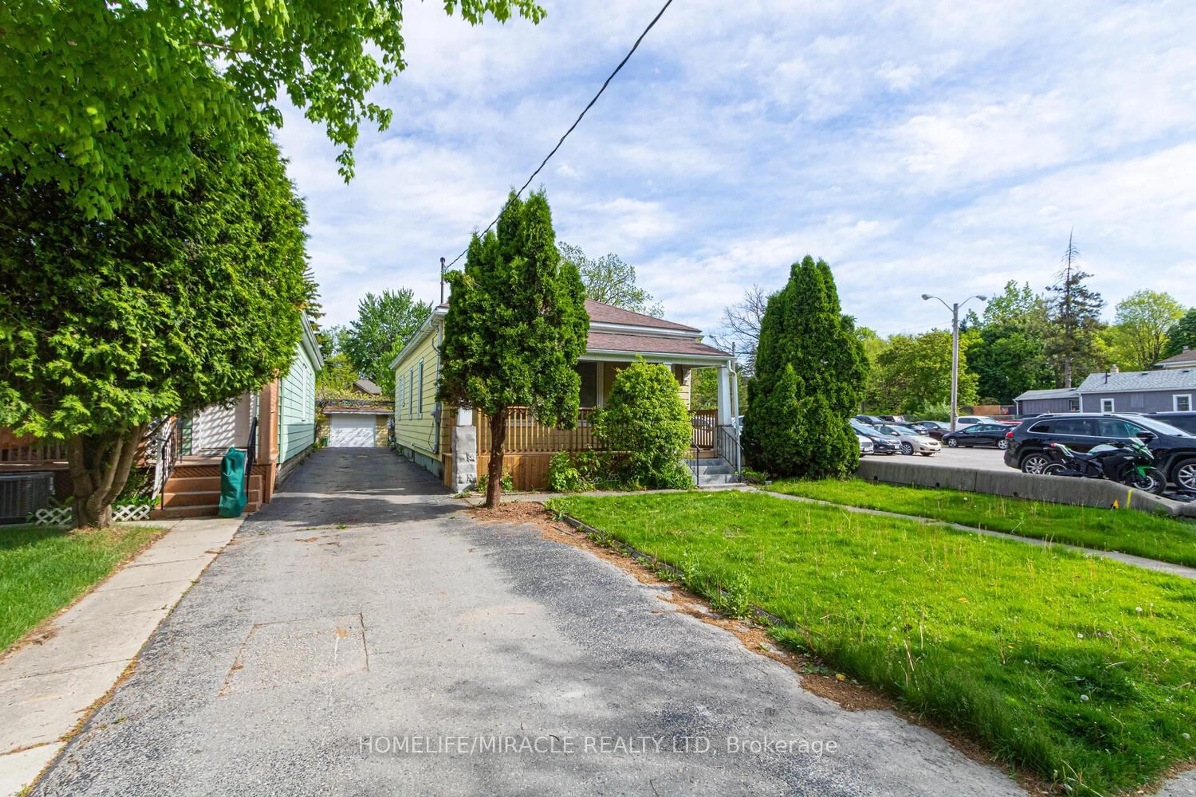 A pic from outside/outdoor area/front of a property/back of a property/a pic from drone, street for 356 Hill St, London East Ontario N6B 1E3