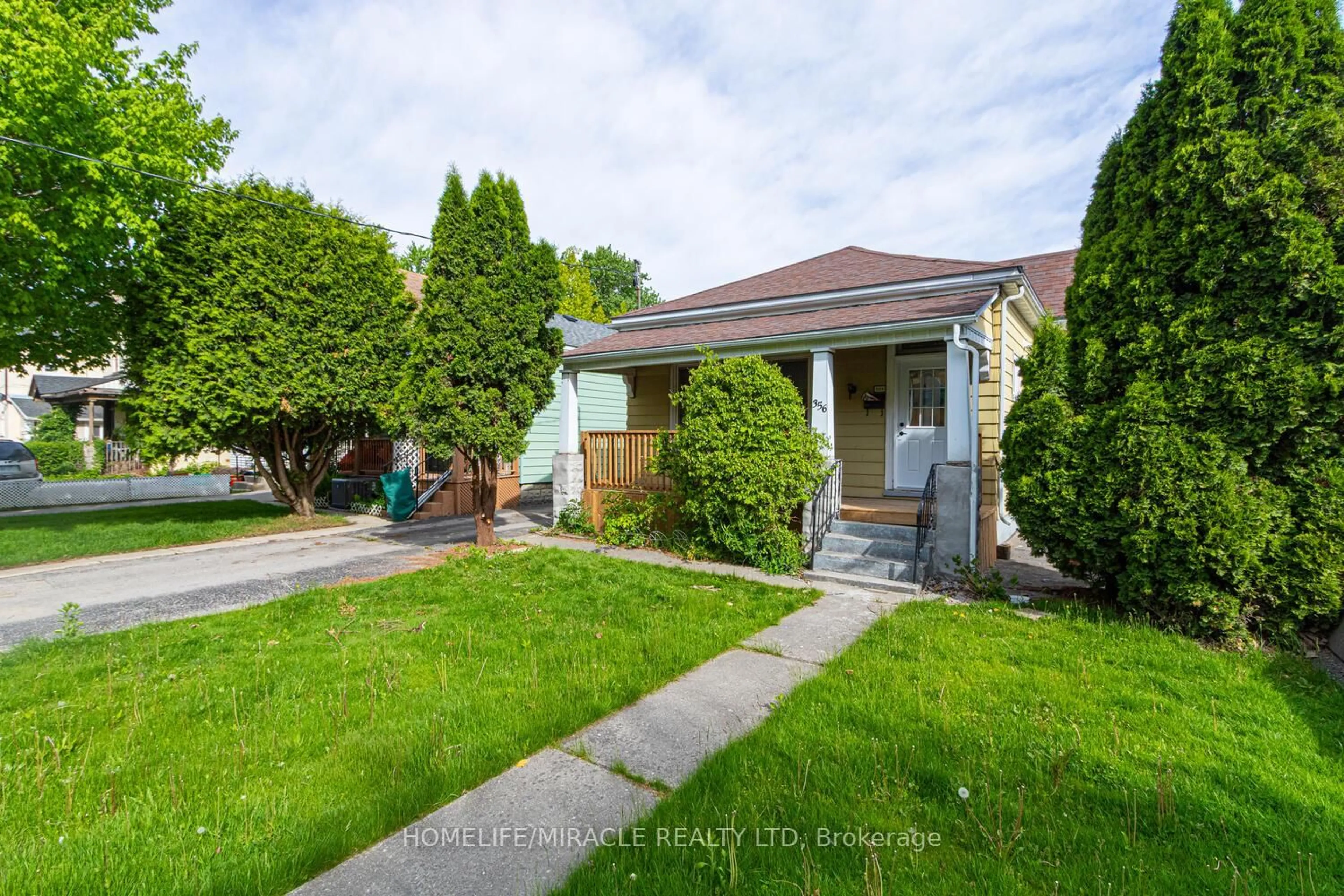 A pic from outside/outdoor area/front of a property/back of a property/a pic from drone, street for 356 Hill St, London East Ontario N6B 1E3