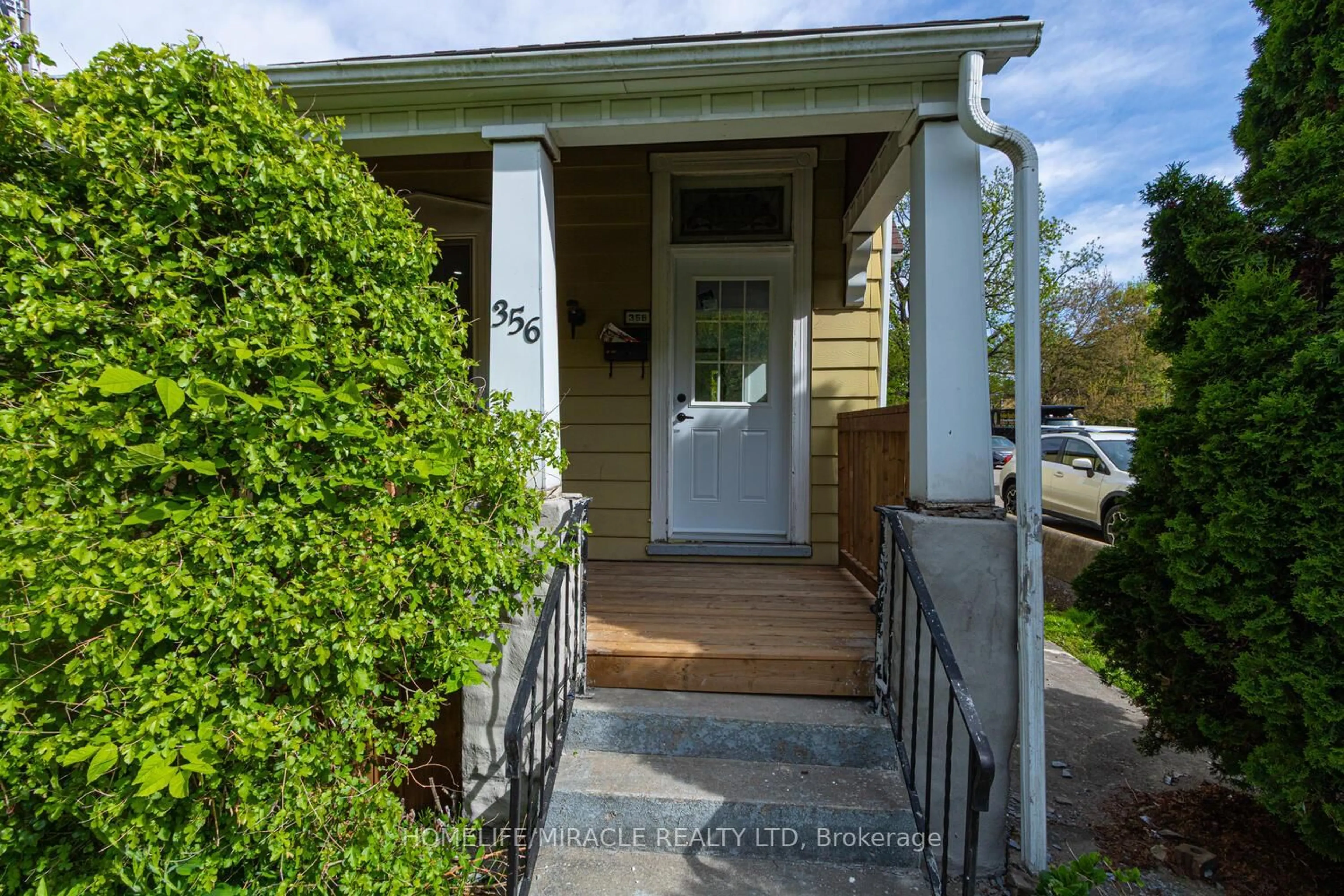 Indoor entryway for 356 Hill St, London East Ontario N6B 1E3