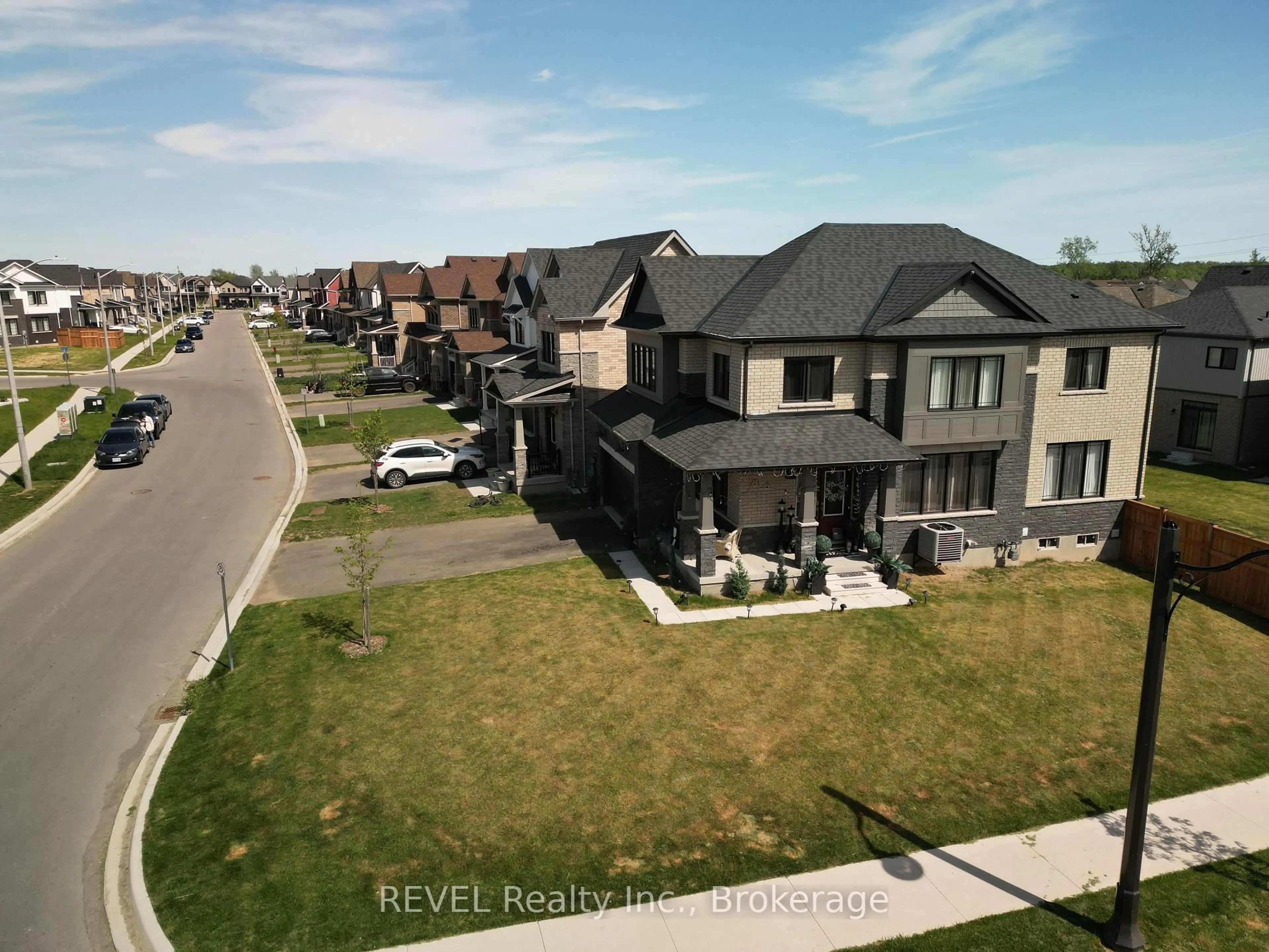 A pic from outside/outdoor area/front of a property/back of a property/a pic from drone, street for 167 Stern Dr, Welland Ontario L3B 0M2