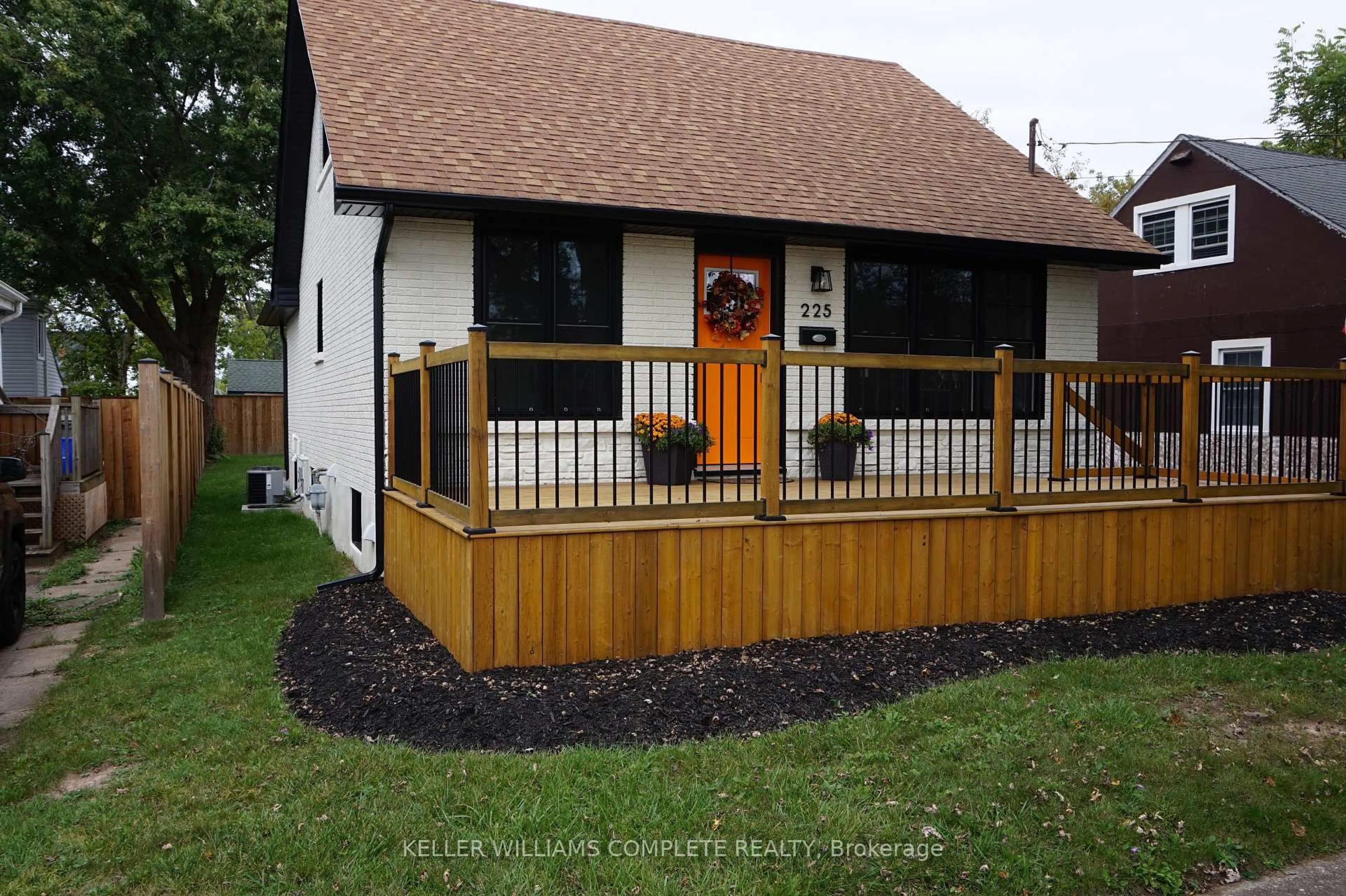Home with vinyl exterior material, street for 225 Henrietta St, Fort Erie Ontario L2A 2K6