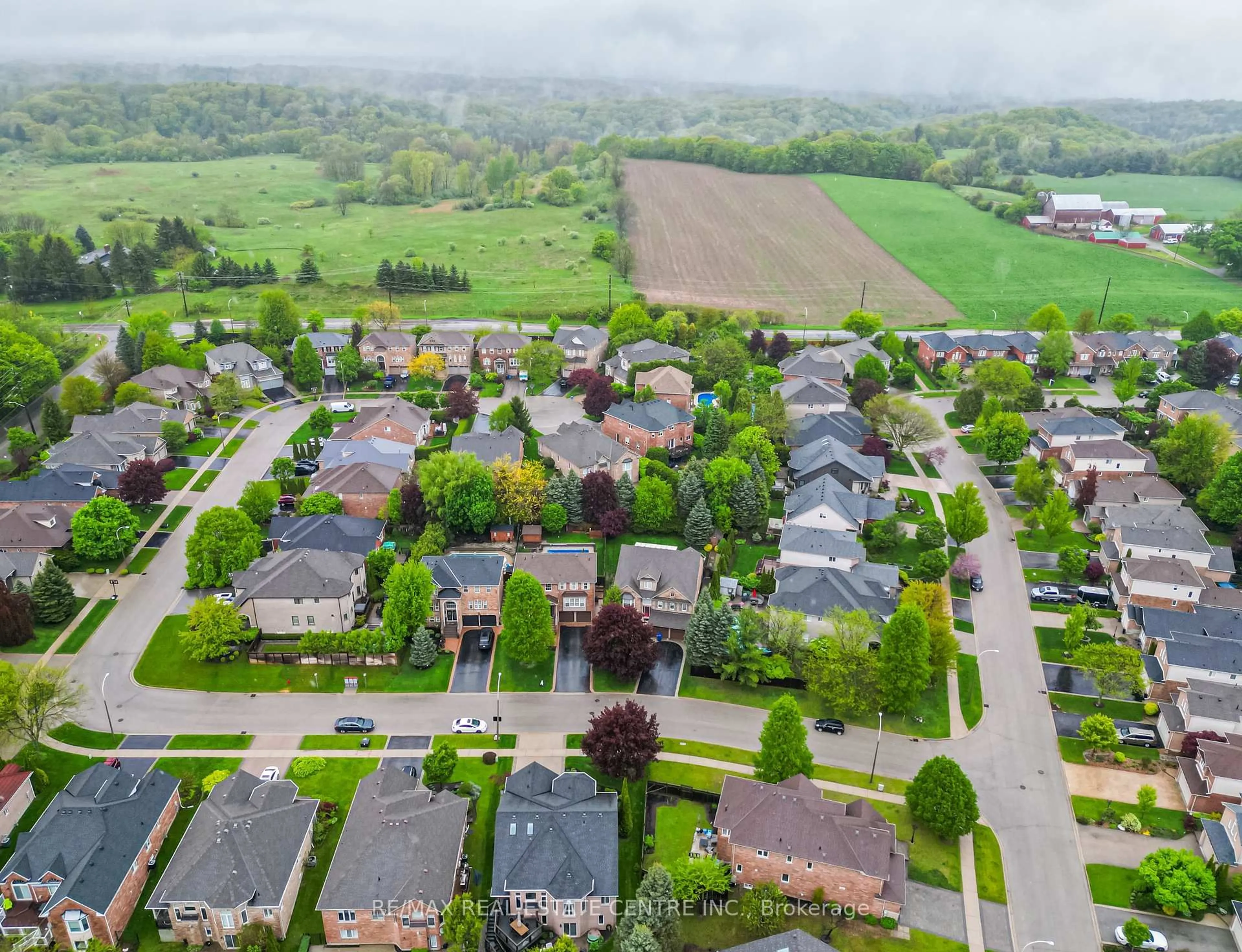 A pic from outside/outdoor area/front of a property/back of a property/a pic from drone, street for 11 Anderson Crt, Hamilton Ontario L9G 4Z7
