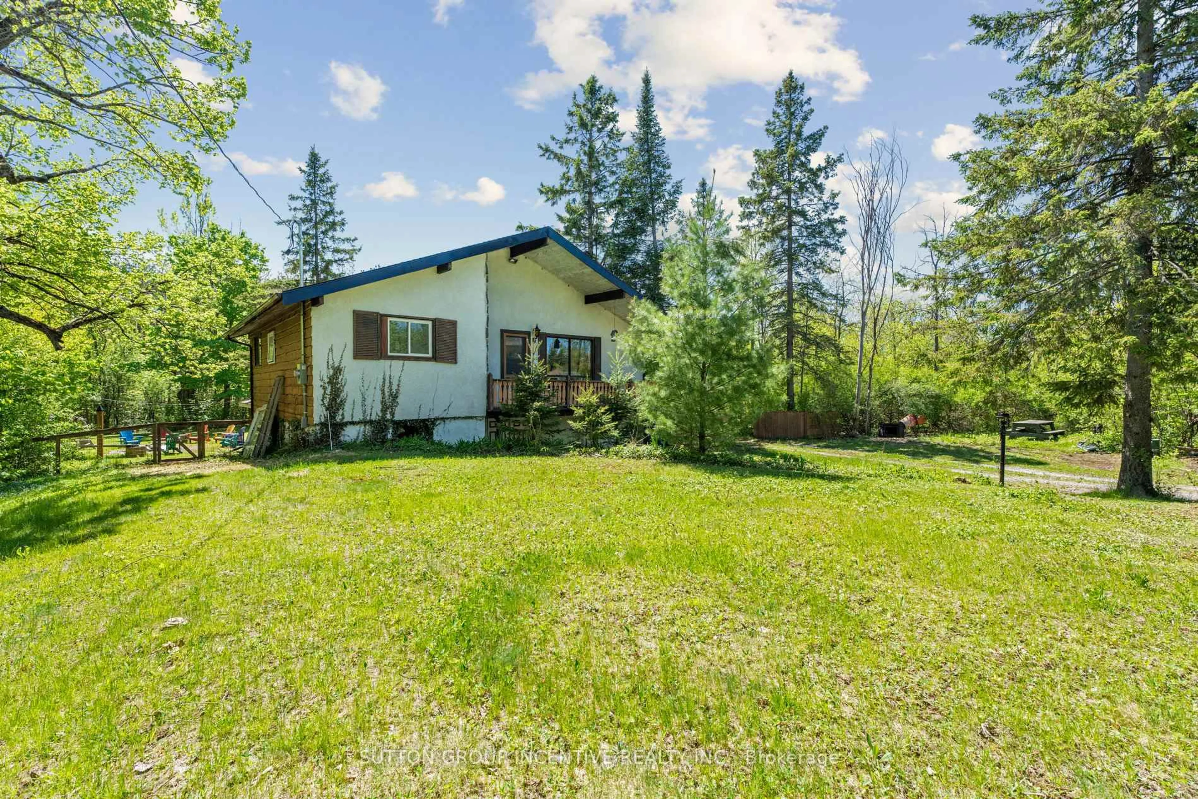 A pic from outside/outdoor area/front of a property/back of a property/a pic from drone, unknown for 11 mackenzie Pl, Kawartha Lakes Ontario K0M 2B0