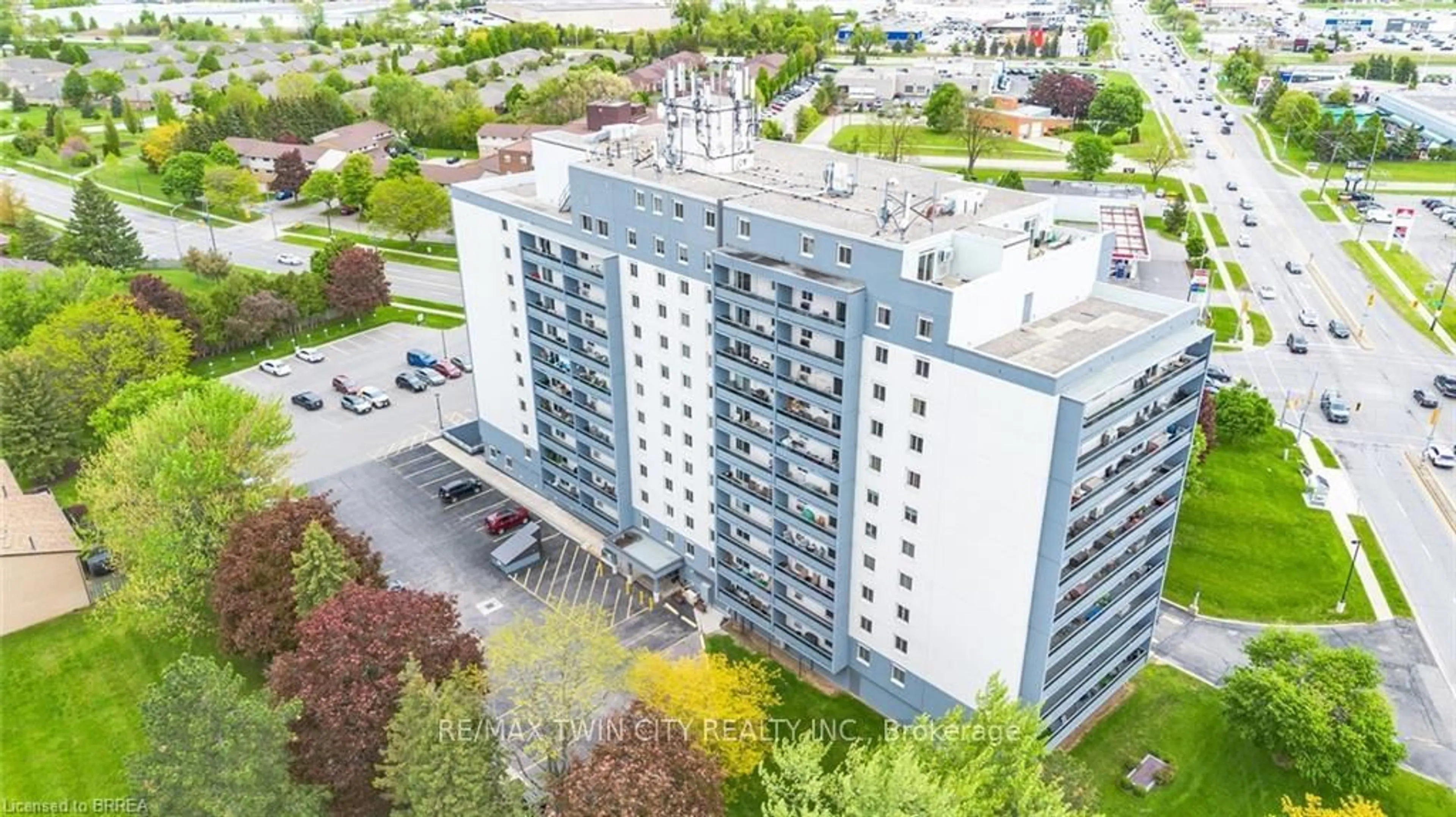 A pic from outside/outdoor area/front of a property/back of a property/a pic from drone, city buildings view from balcony for 640 West St #909, Brantford Ontario N3R 6M3