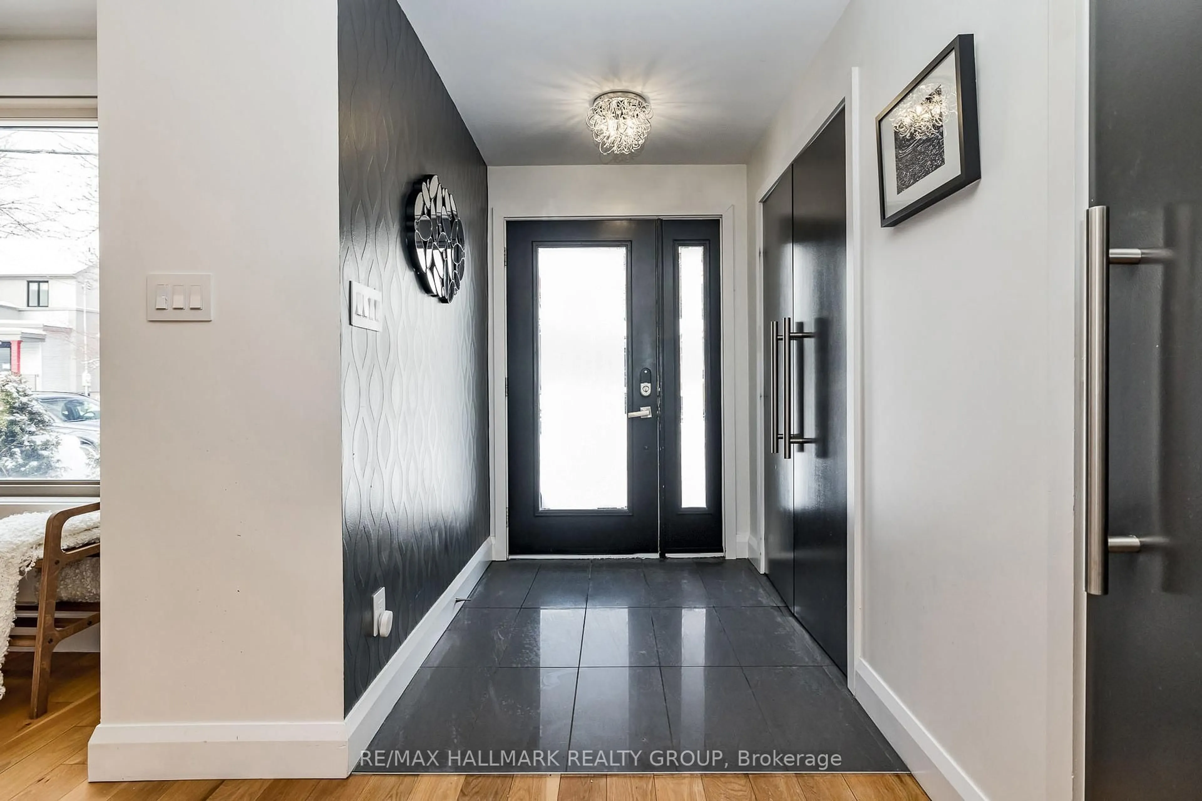 Indoor entryway for 50 Belmont Ave, Ottawa Ontario K1S 0V1
