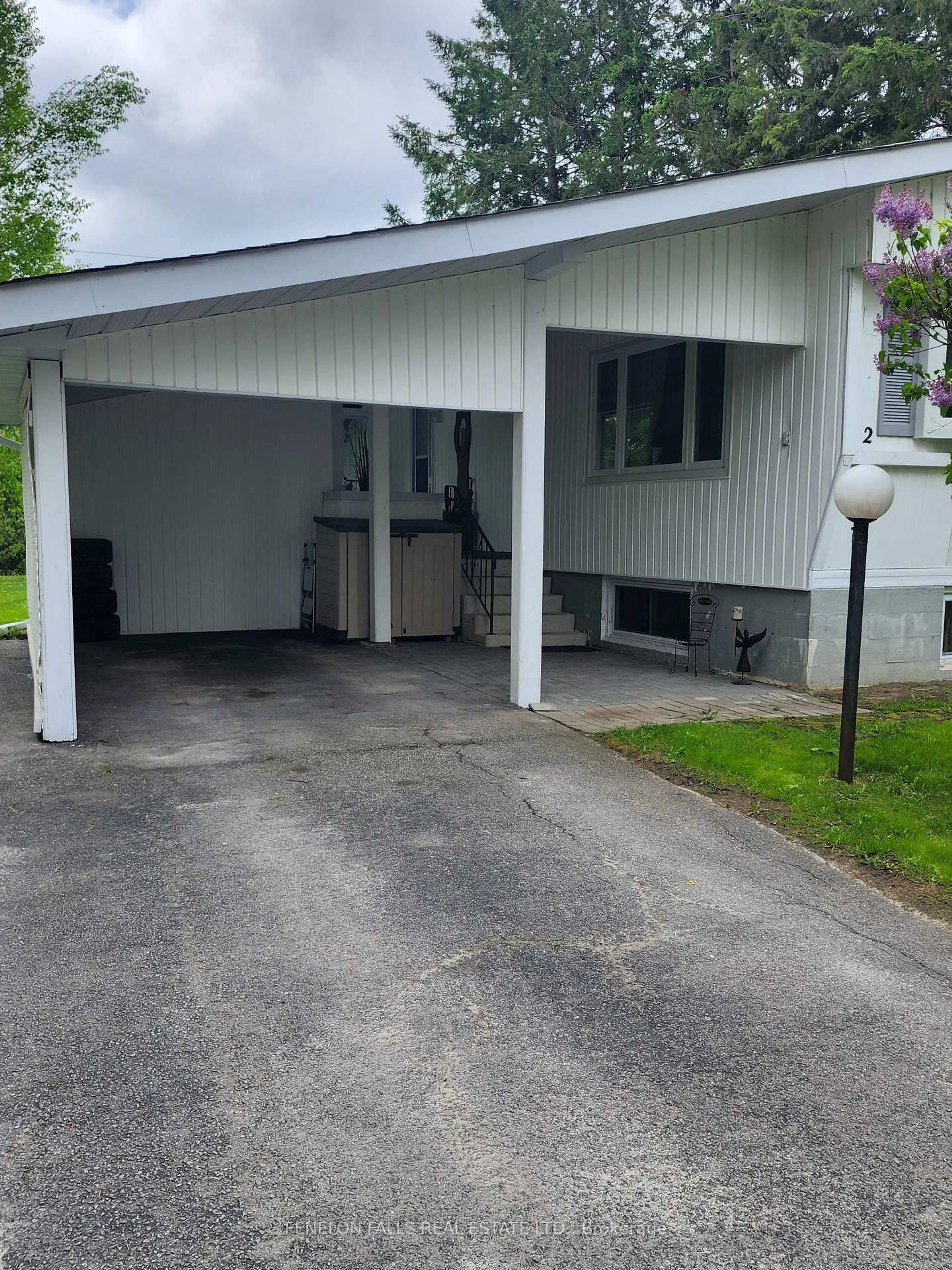Indoor garage for 2 Park Cres, Kawartha Lakes Ontario K9V 0H5