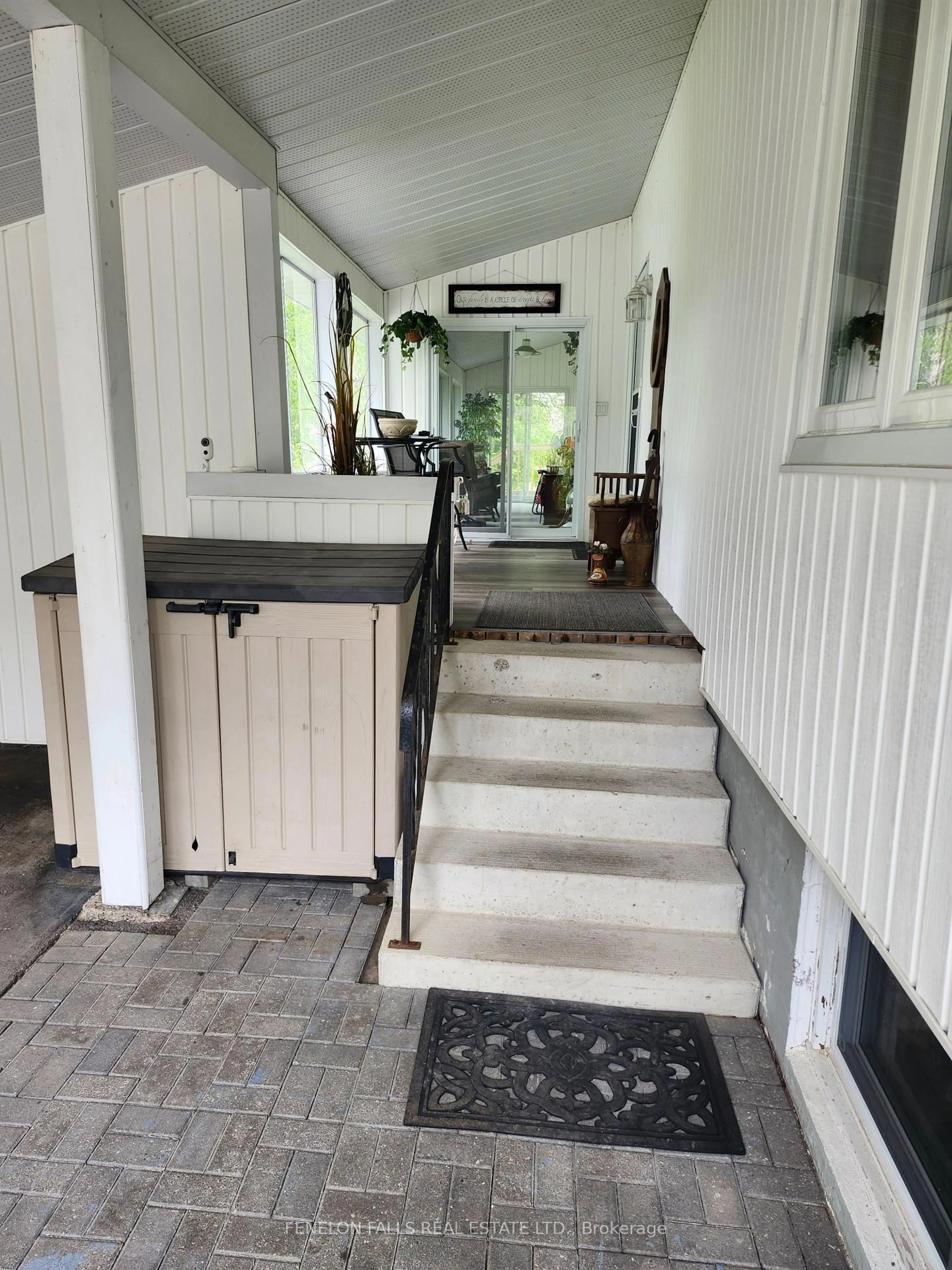 Indoor foyer for 2 Park Cres, Kawartha Lakes Ontario K9V 0H5
