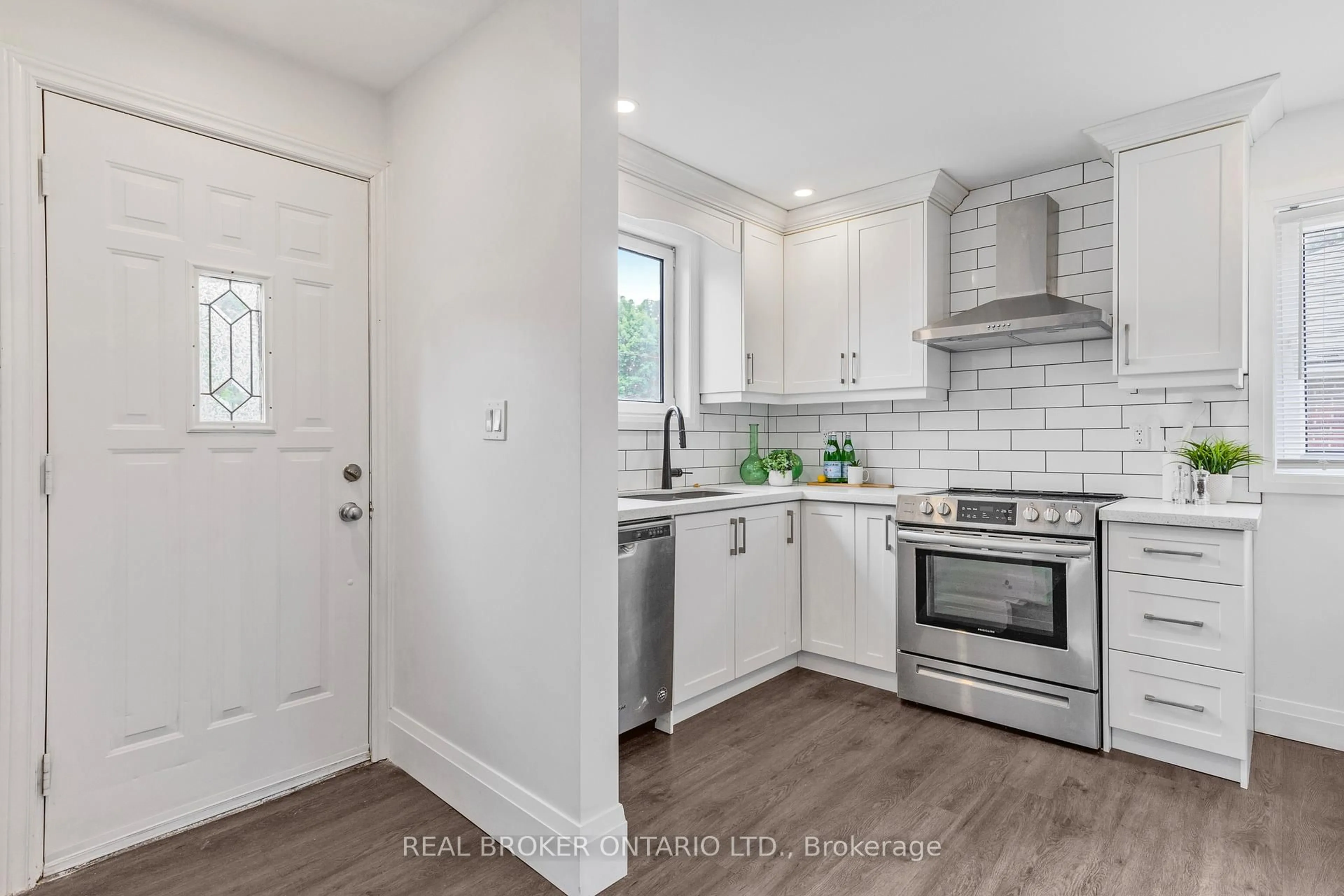 Open concept kitchen, ceramic/tile floor for 6 West 4th St, Hamilton Ontario L9C 3M1