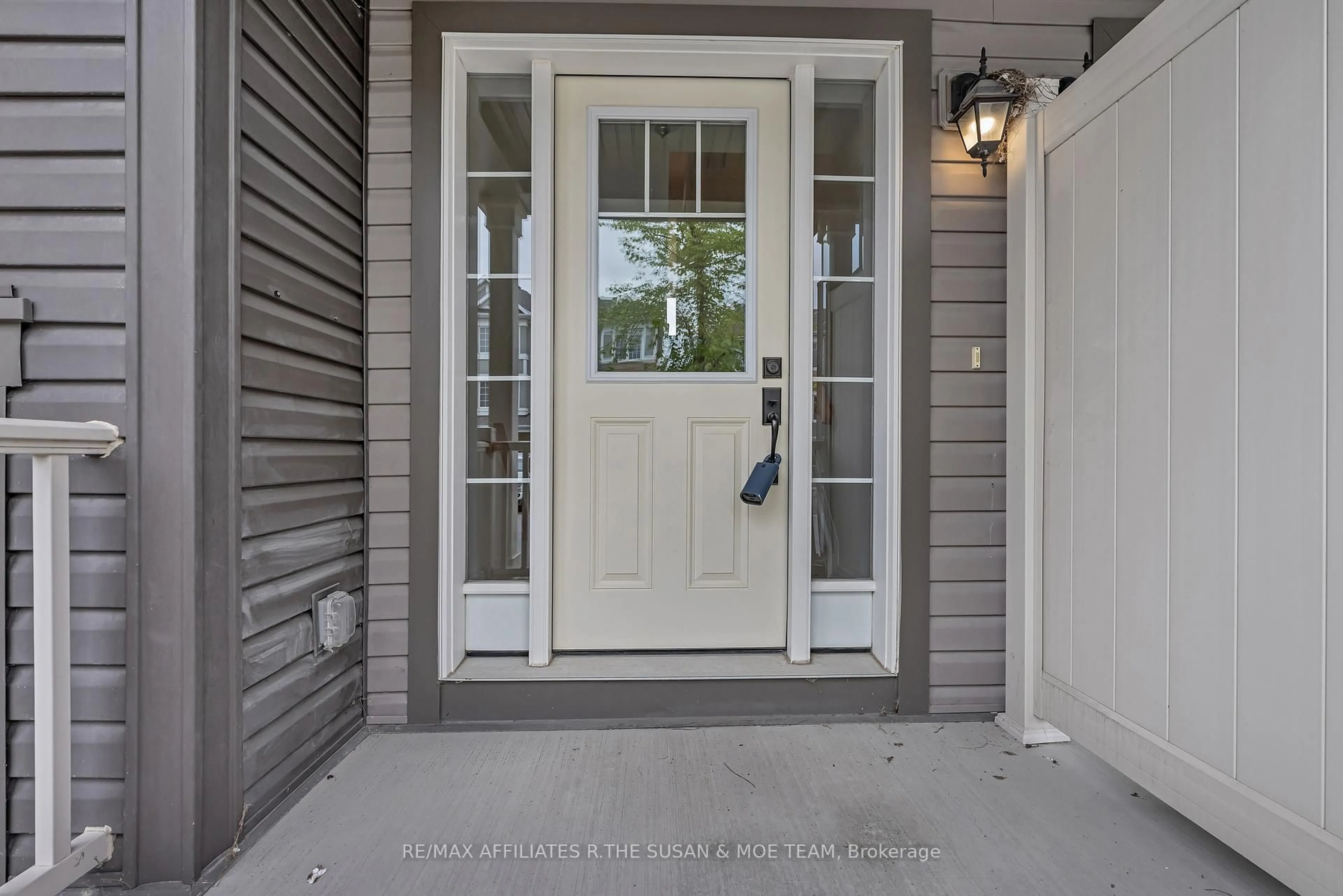 Indoor entryway for 503 Coldwater Cres, Ottawa Ontario K2M 0J4