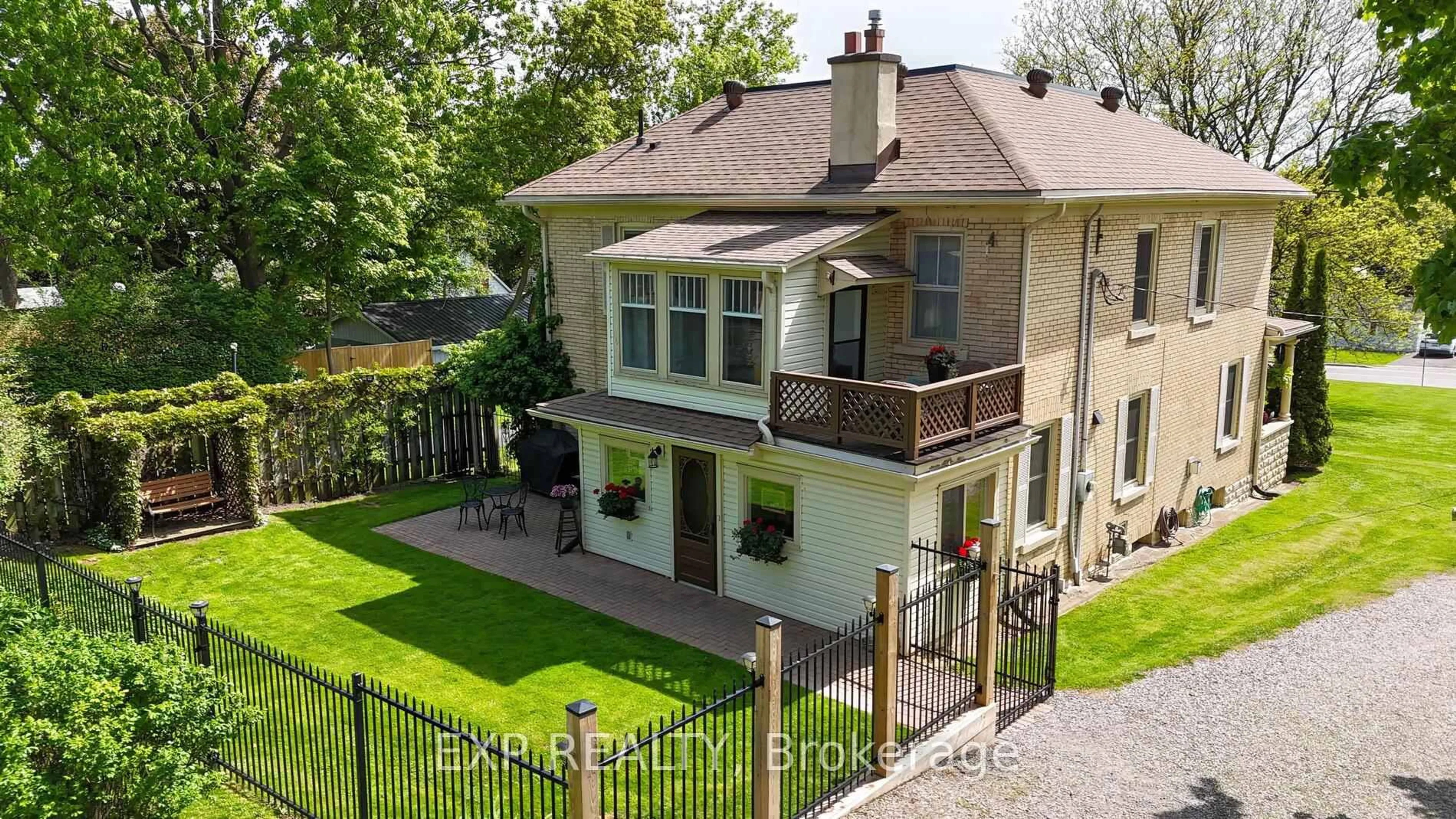 A pic from outside/outdoor area/front of a property/back of a property/a pic from drone, building for 275 Harris St, Ingersoll Ontario N5C 1Y5