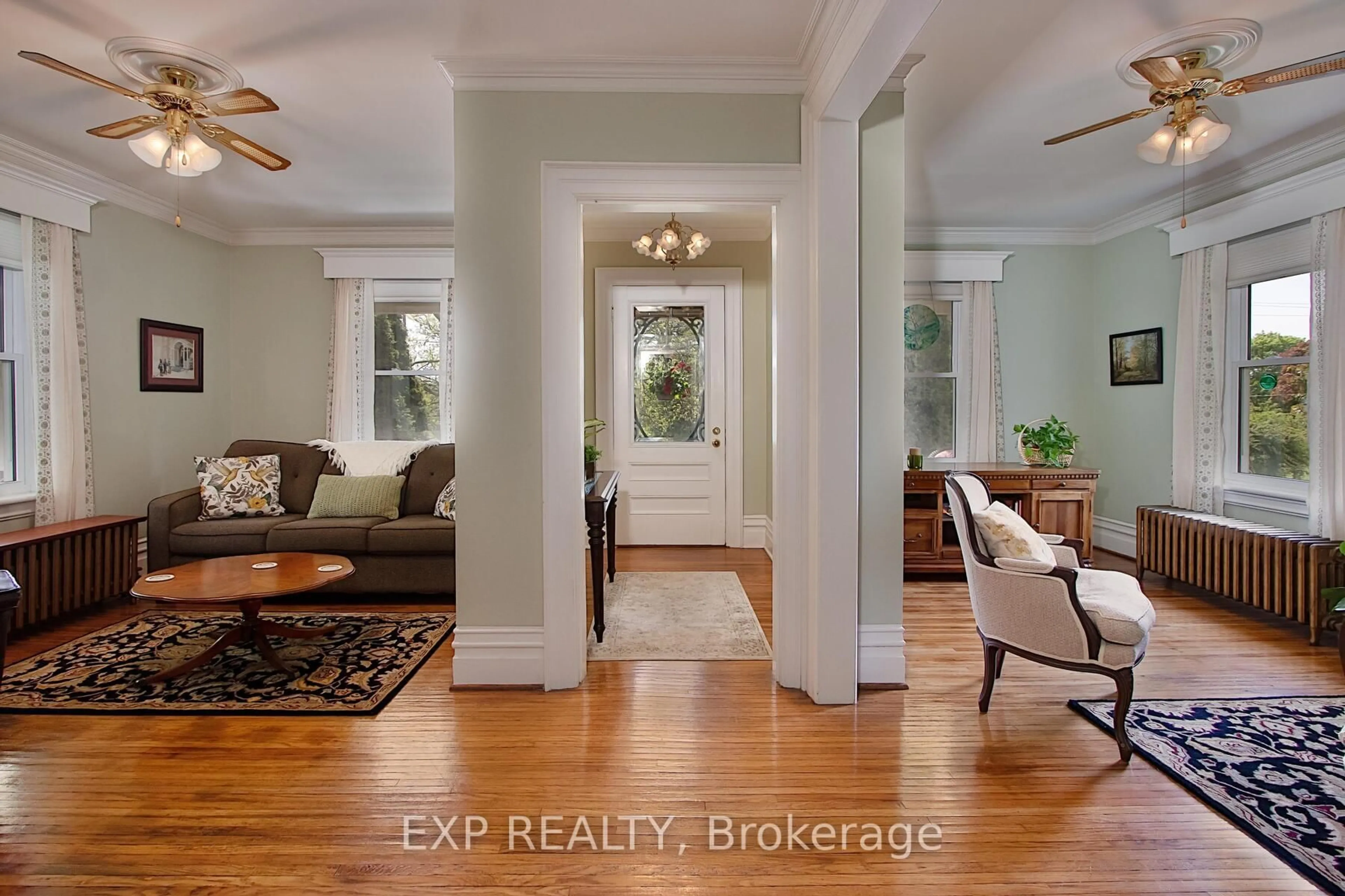Indoor entryway for 275 Harris St, Ingersoll Ontario N5C 1Y5