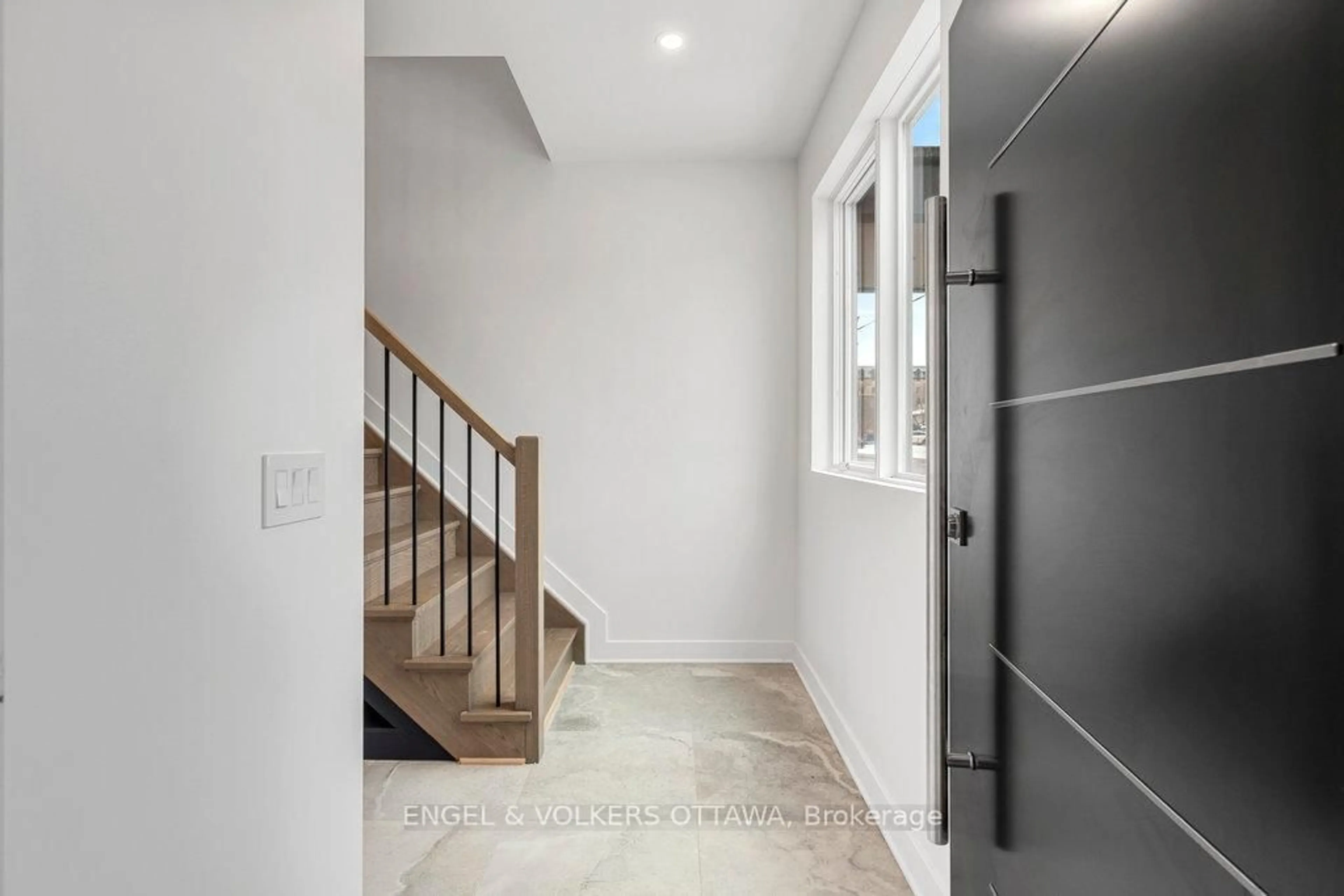 Indoor entryway for 73 Parent Ave, Ottawa Ontario K1N 0E6