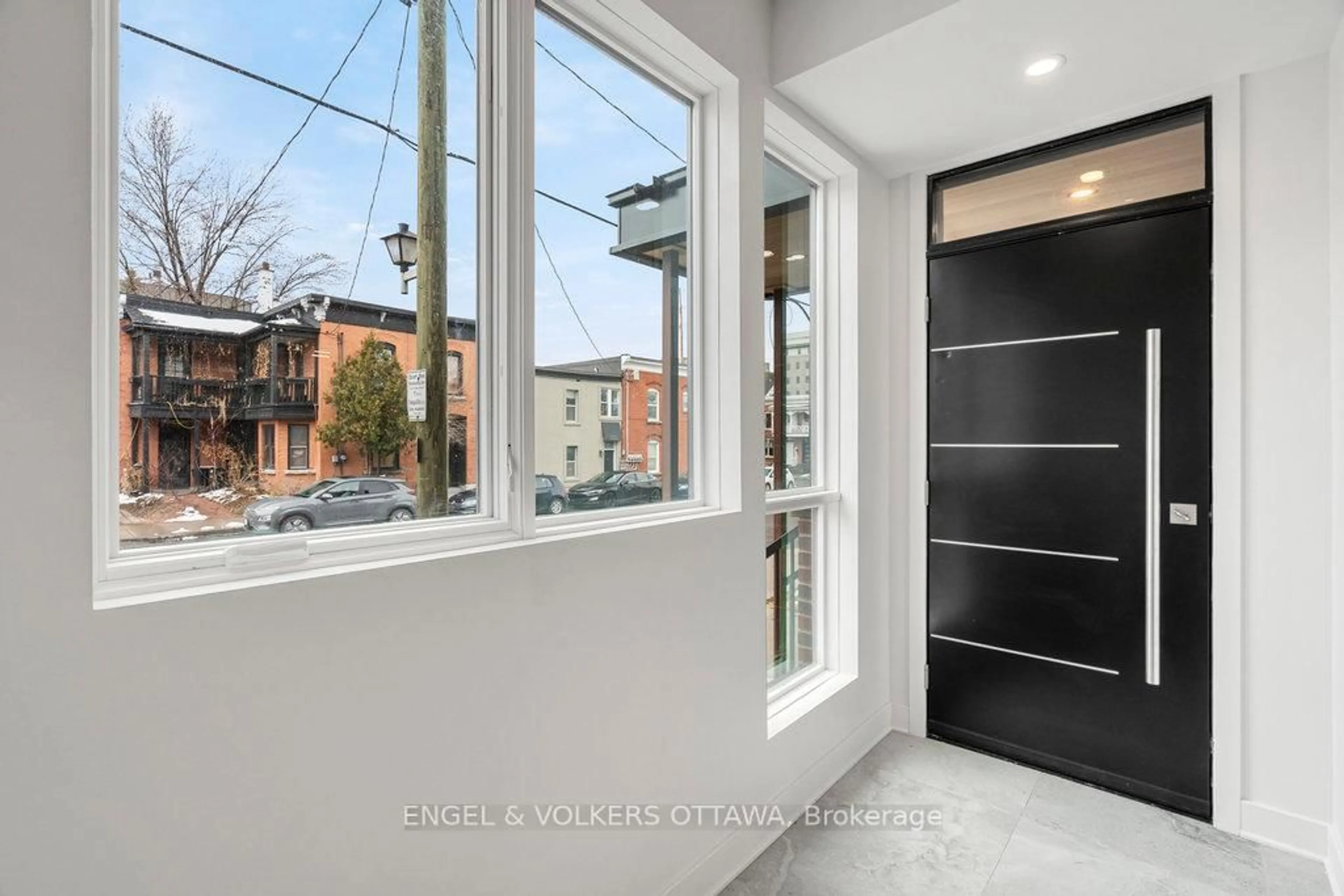 Indoor entryway for 73 Parent Ave, Ottawa Ontario K1N 0E6