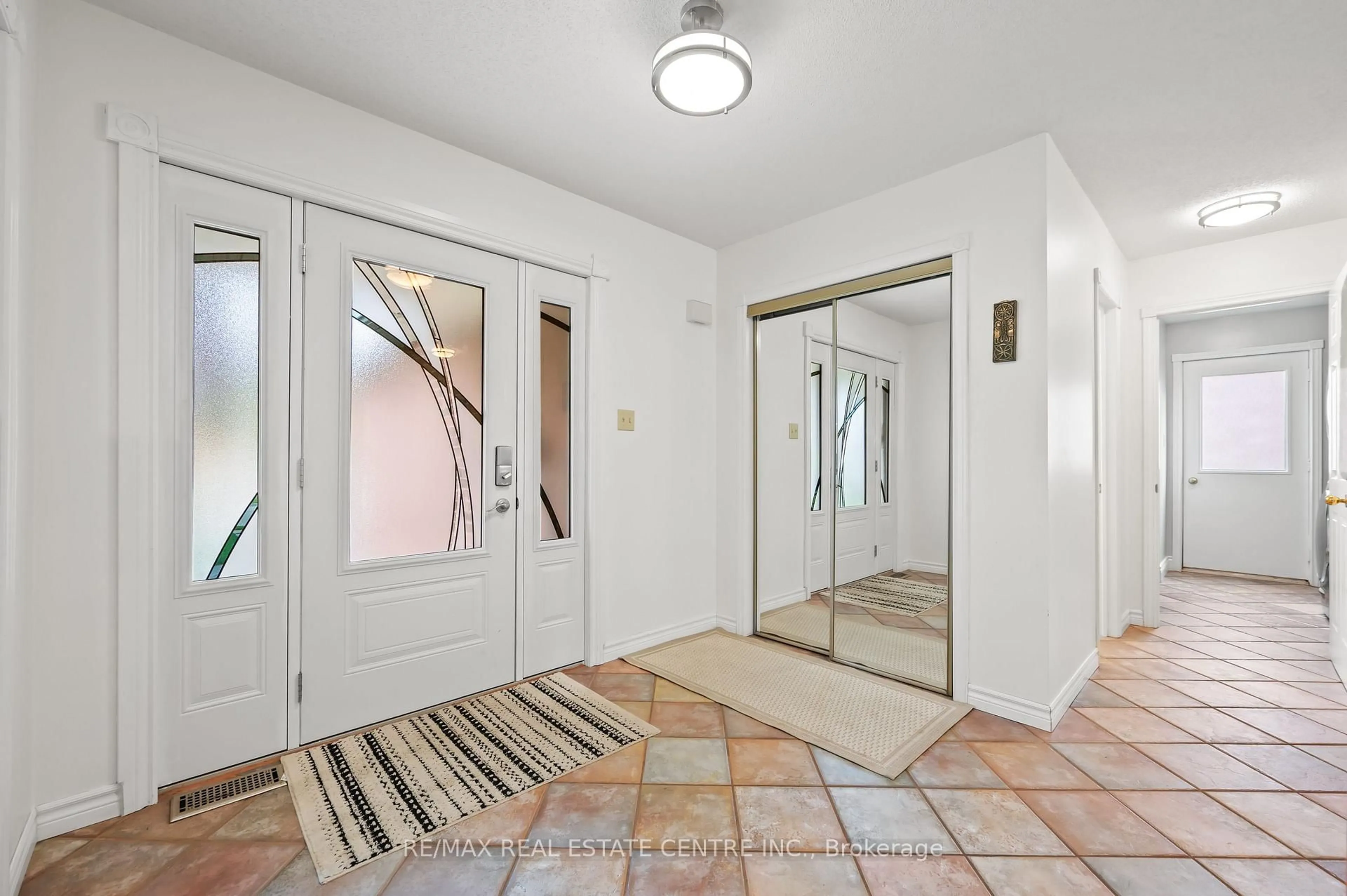 Indoor entryway for 79 Handorf Dr, Cambridge Ontario N3C 3Y3