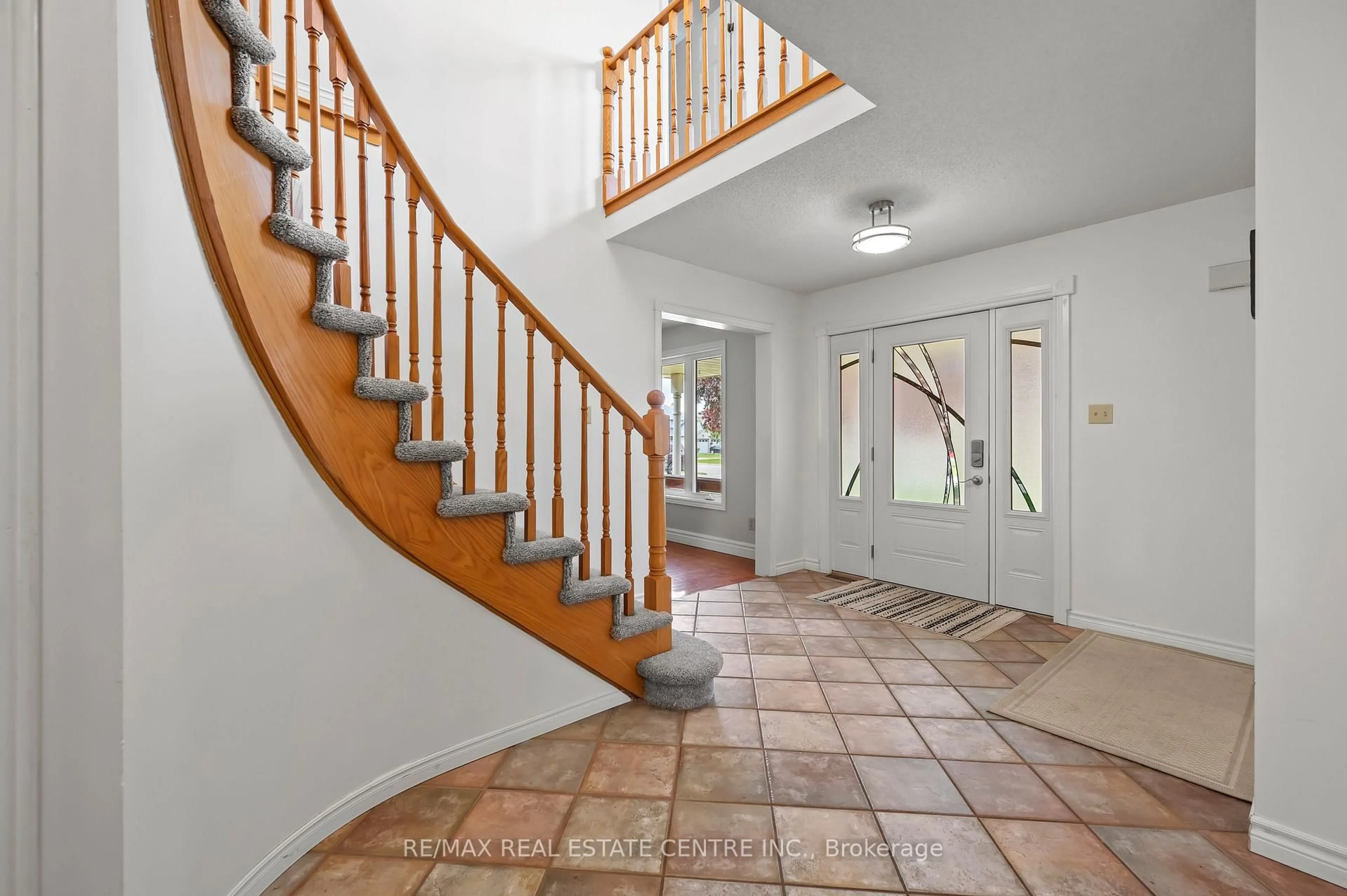 Indoor foyer for 79 Handorf Dr, Cambridge Ontario N3C 3Y3