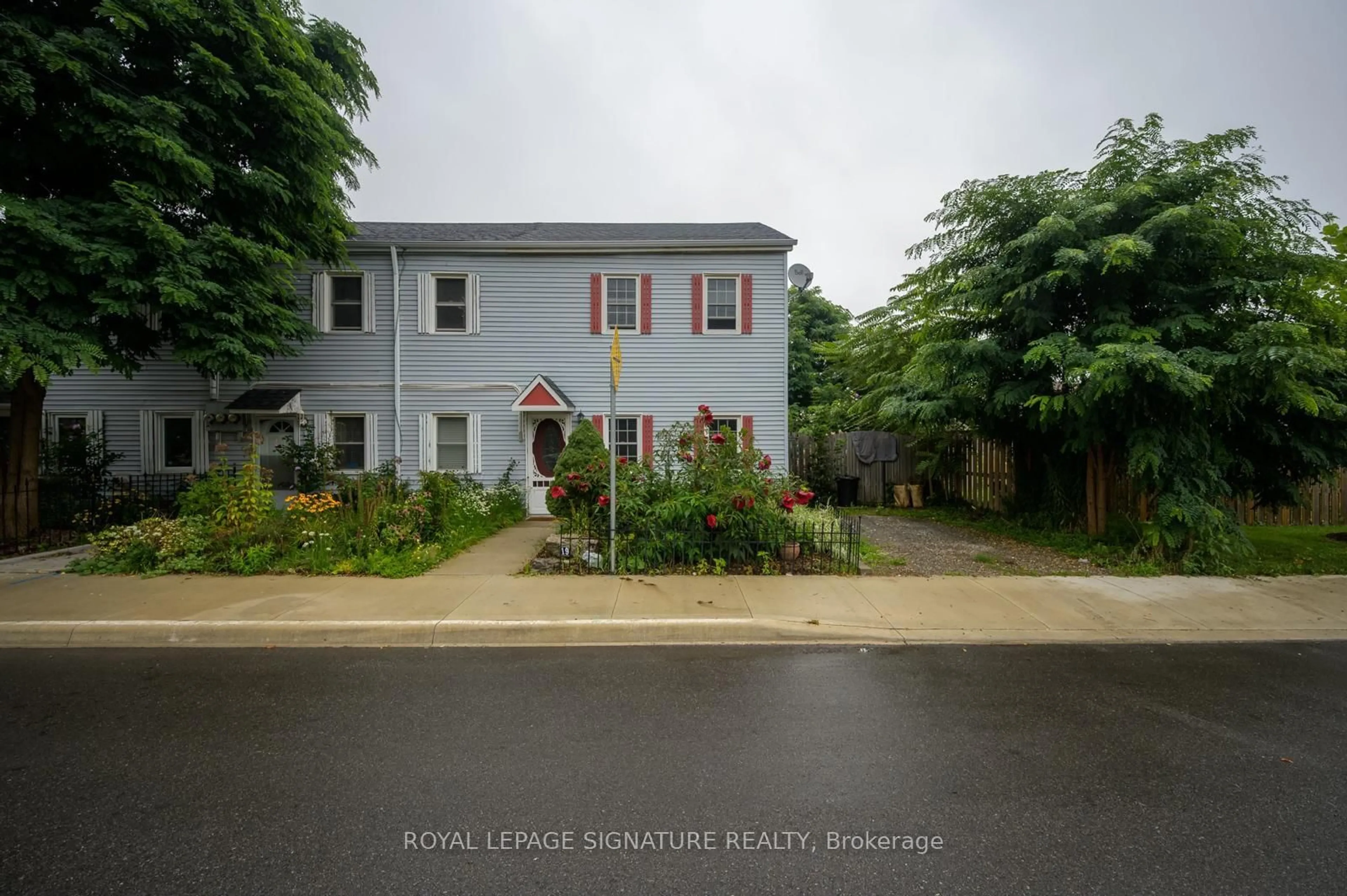 Blurry image for 19 Strachan St, Hamilton Ontario L8S 1S4