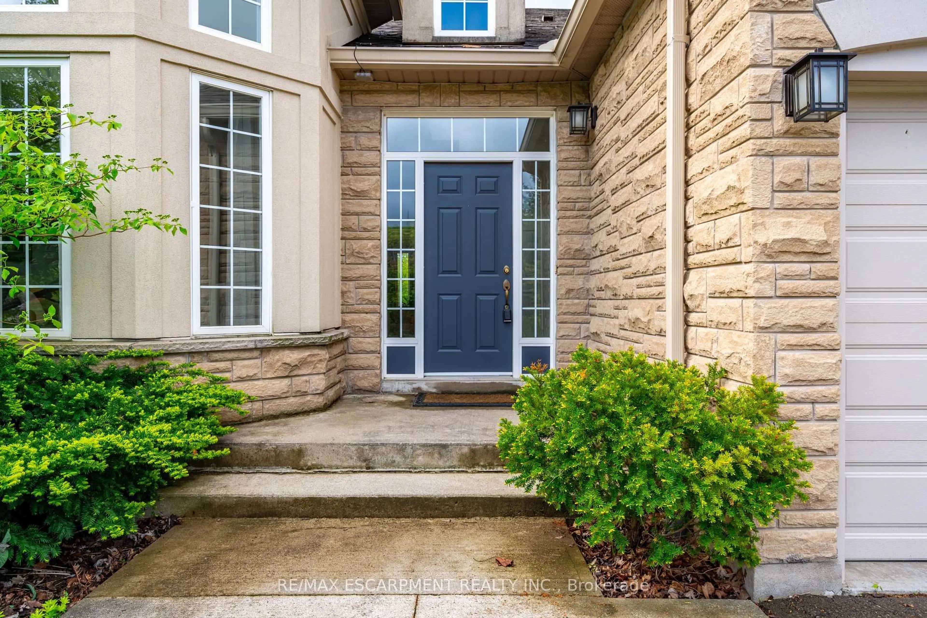 Indoor entryway for 27 Gaines Ave, Hamilton Ontario L9H 7M4